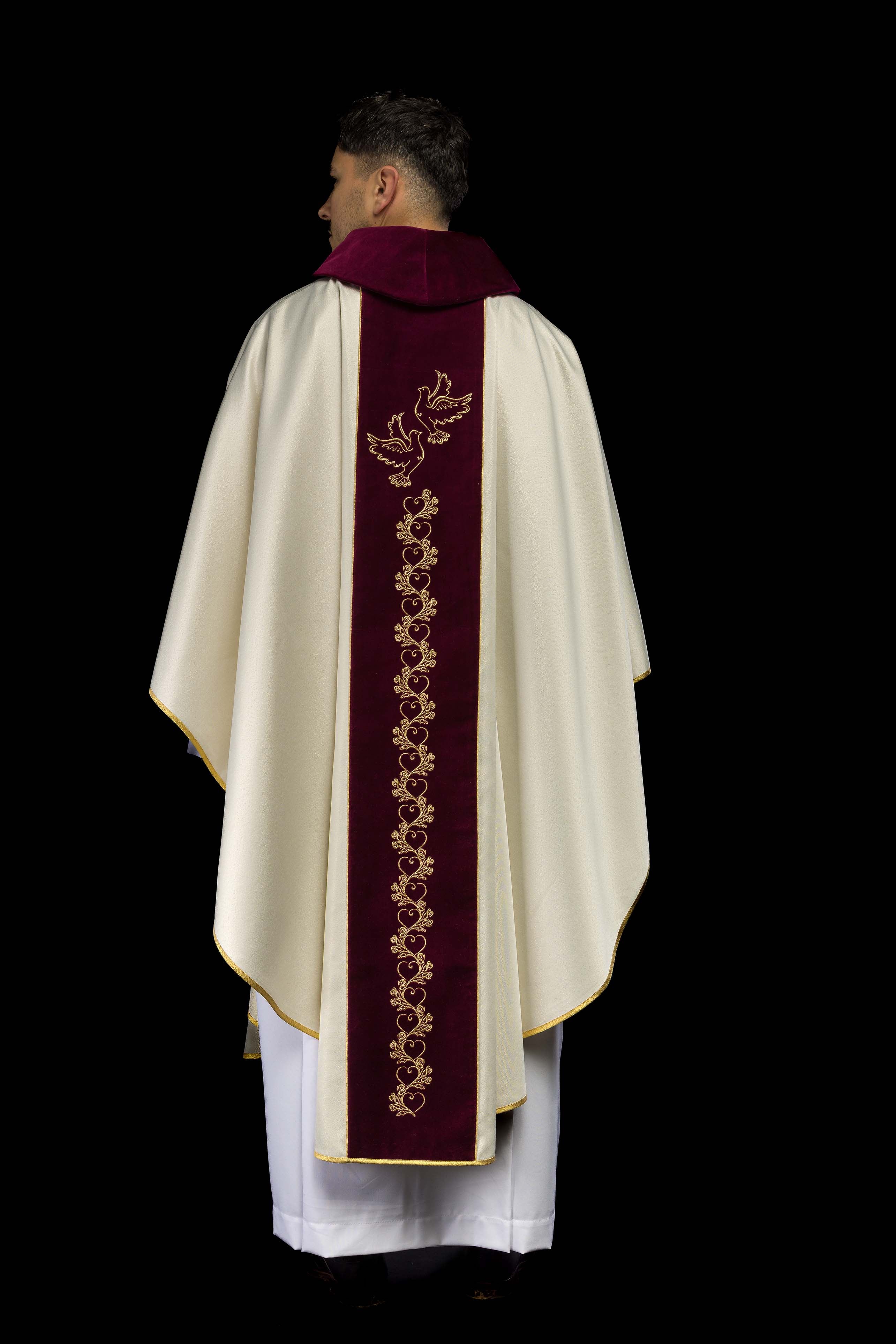 Casula da sposa color écru con fascia in velluto rosso