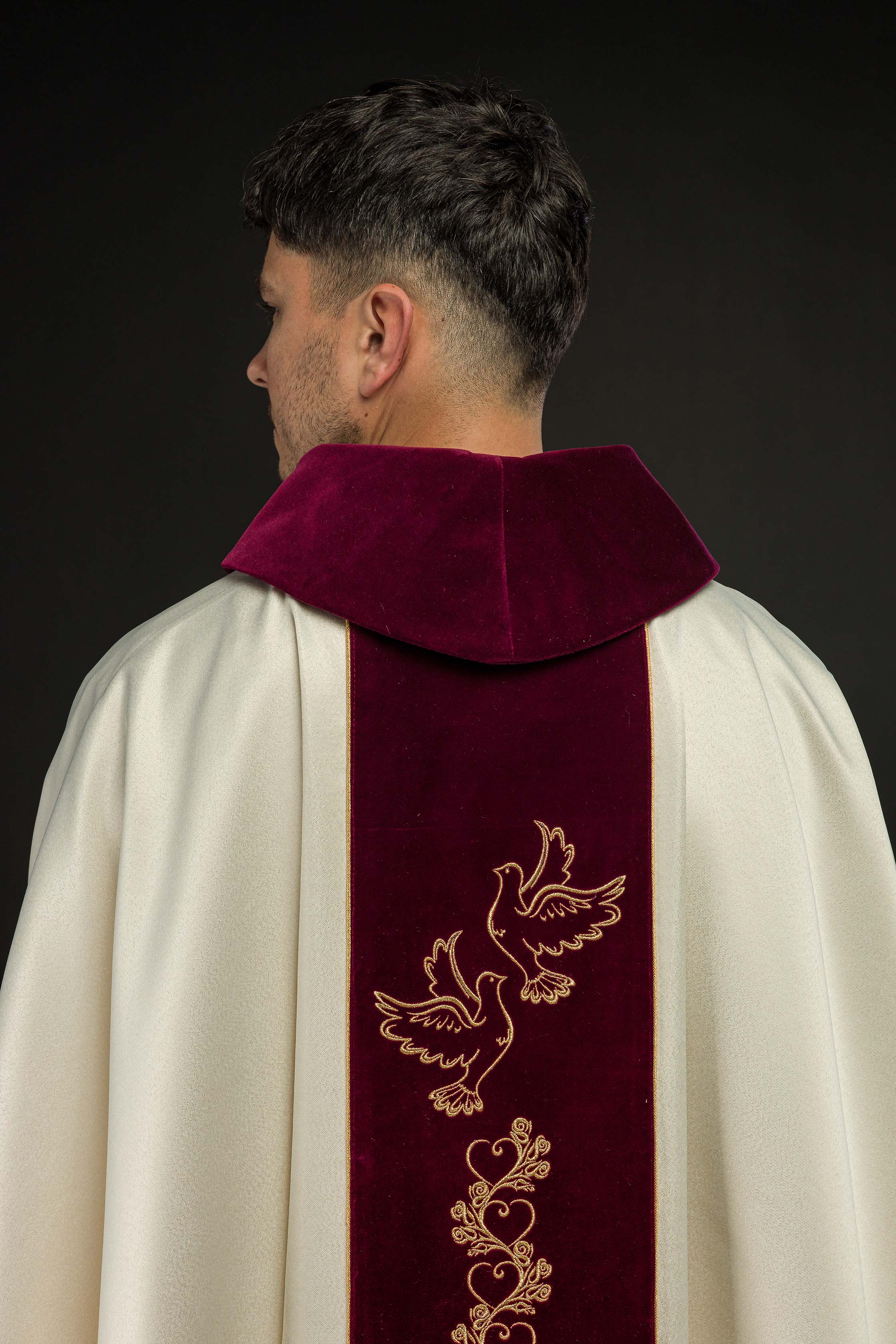 Casula da sposa color écru con fascia in velluto rosso
