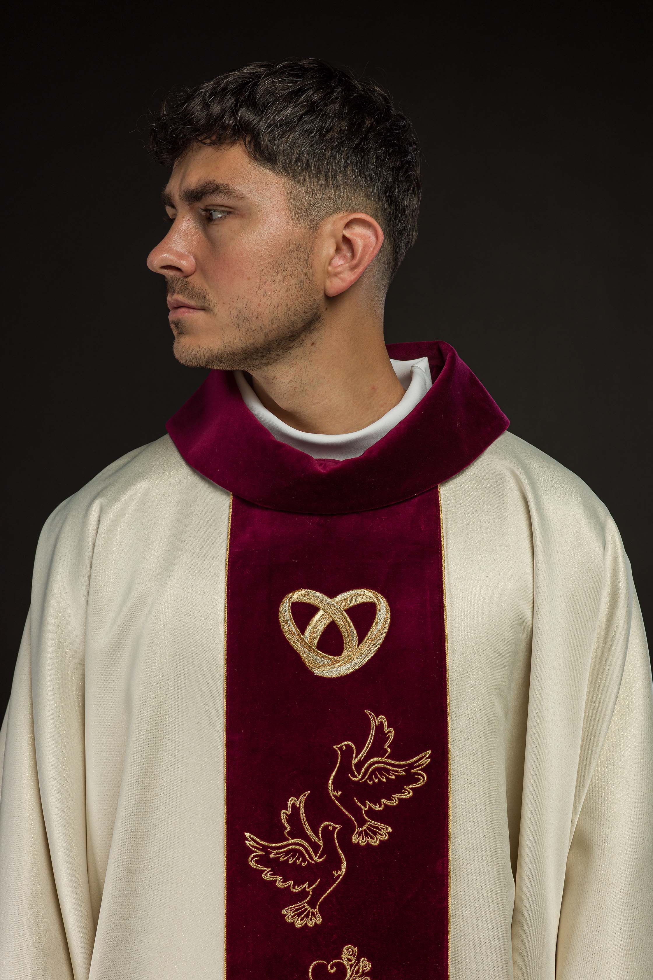 Casula da sposa color écru con fascia in velluto rosso
