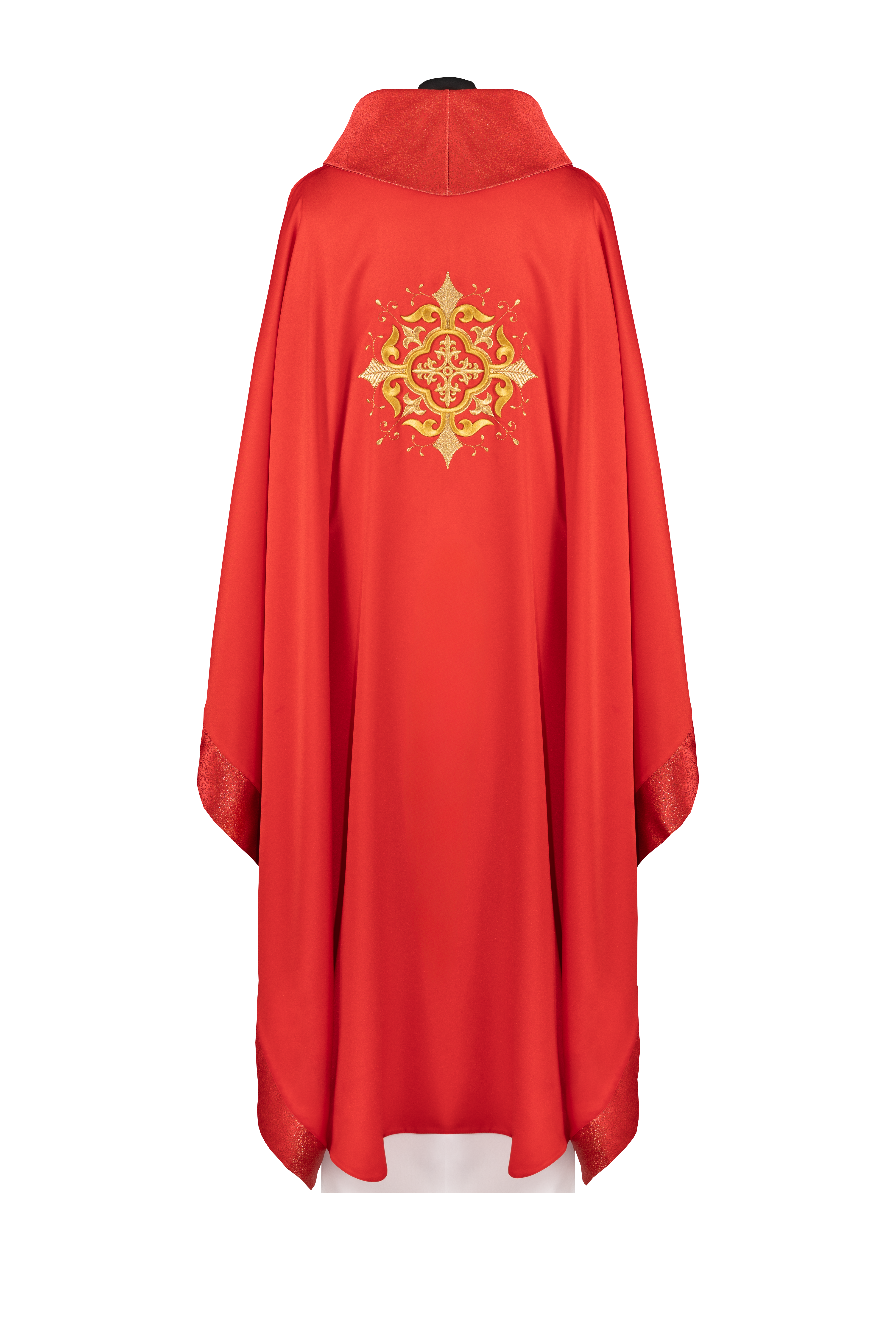 Pianeta liturgica rossa con motivo ricamato della croce e finiture pregiate