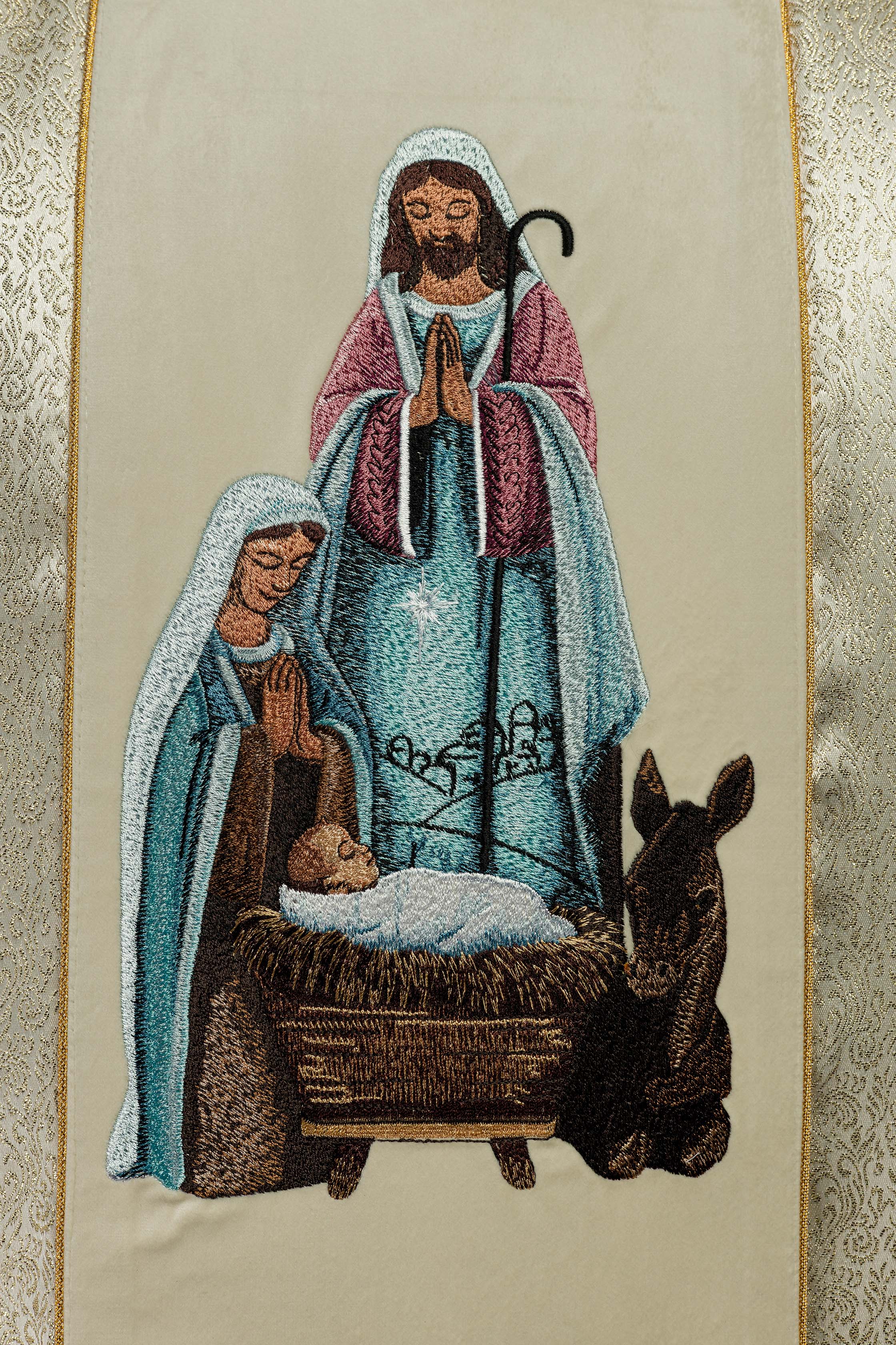 Casula ricamata con l'immagine della Sacra Famiglia su tessuto d'oro