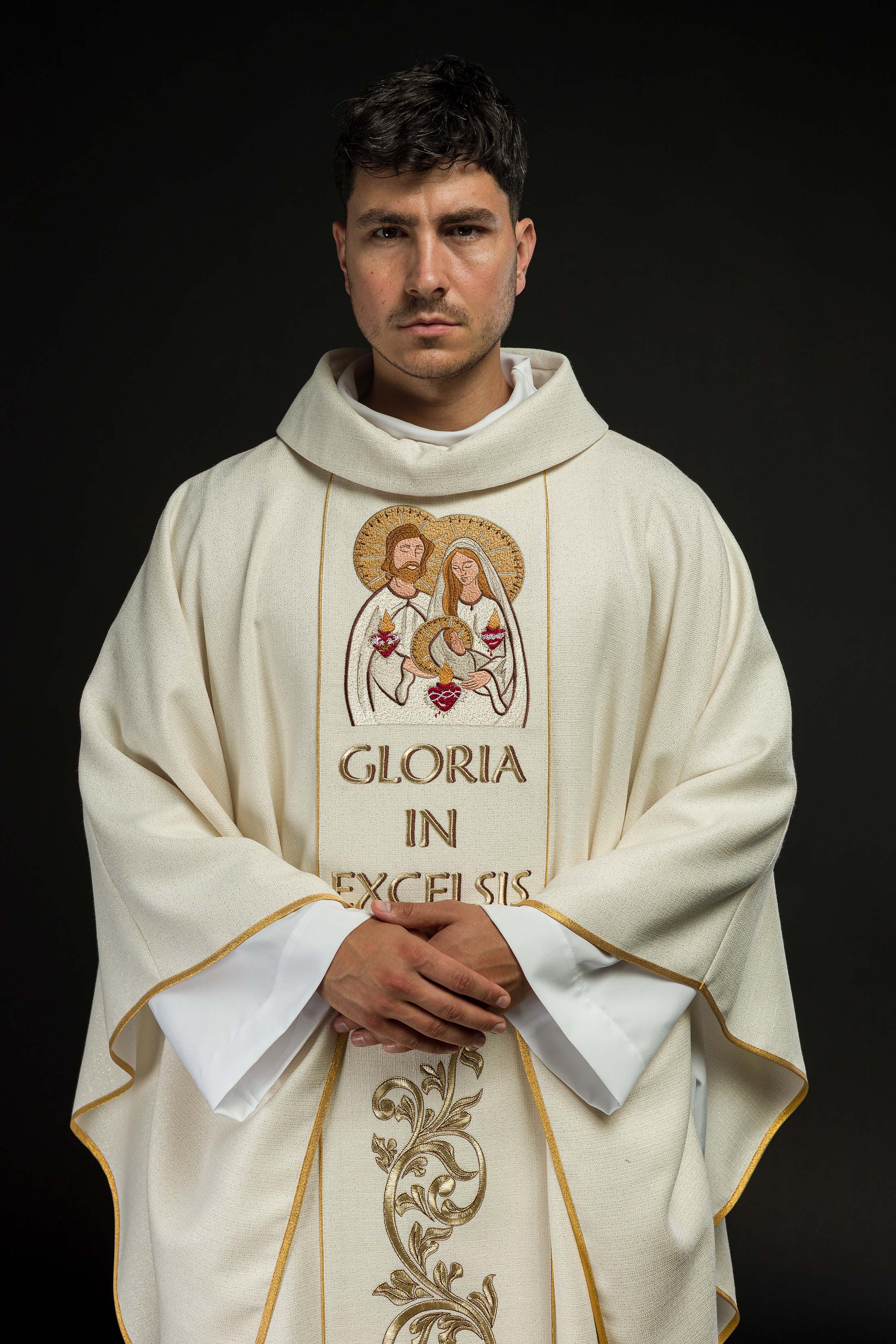 Casula natalizia ricamata con l'immagine della Sacra Famiglia