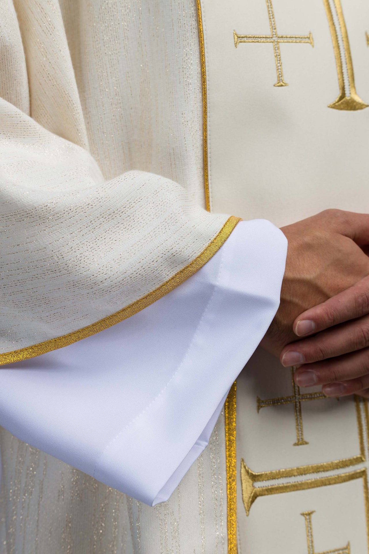 Casula ricamata con fascia e Croci di Gerusalemme – Ecru