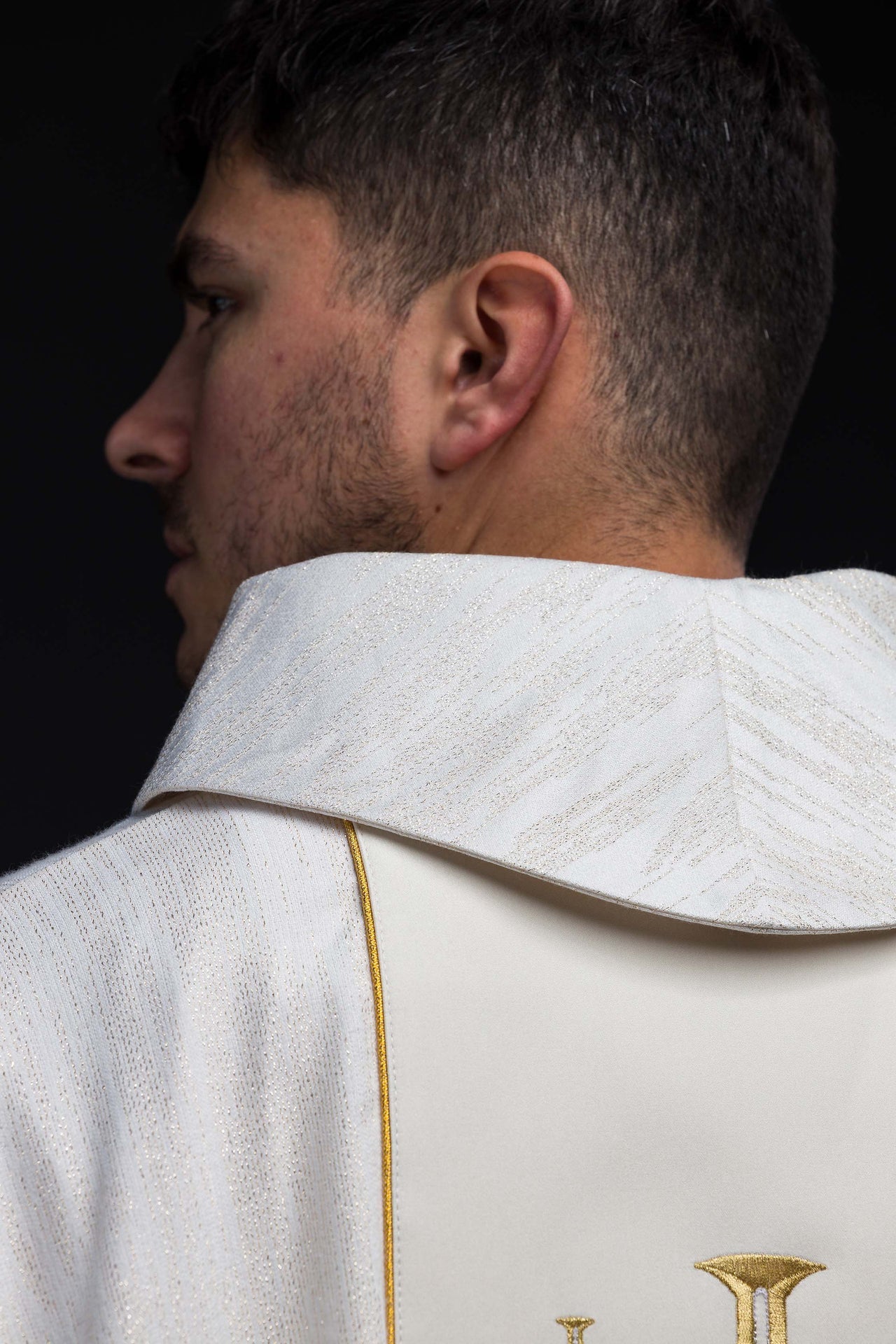 Casula ricamata con fascia e Croci di Gerusalemme – Ecru