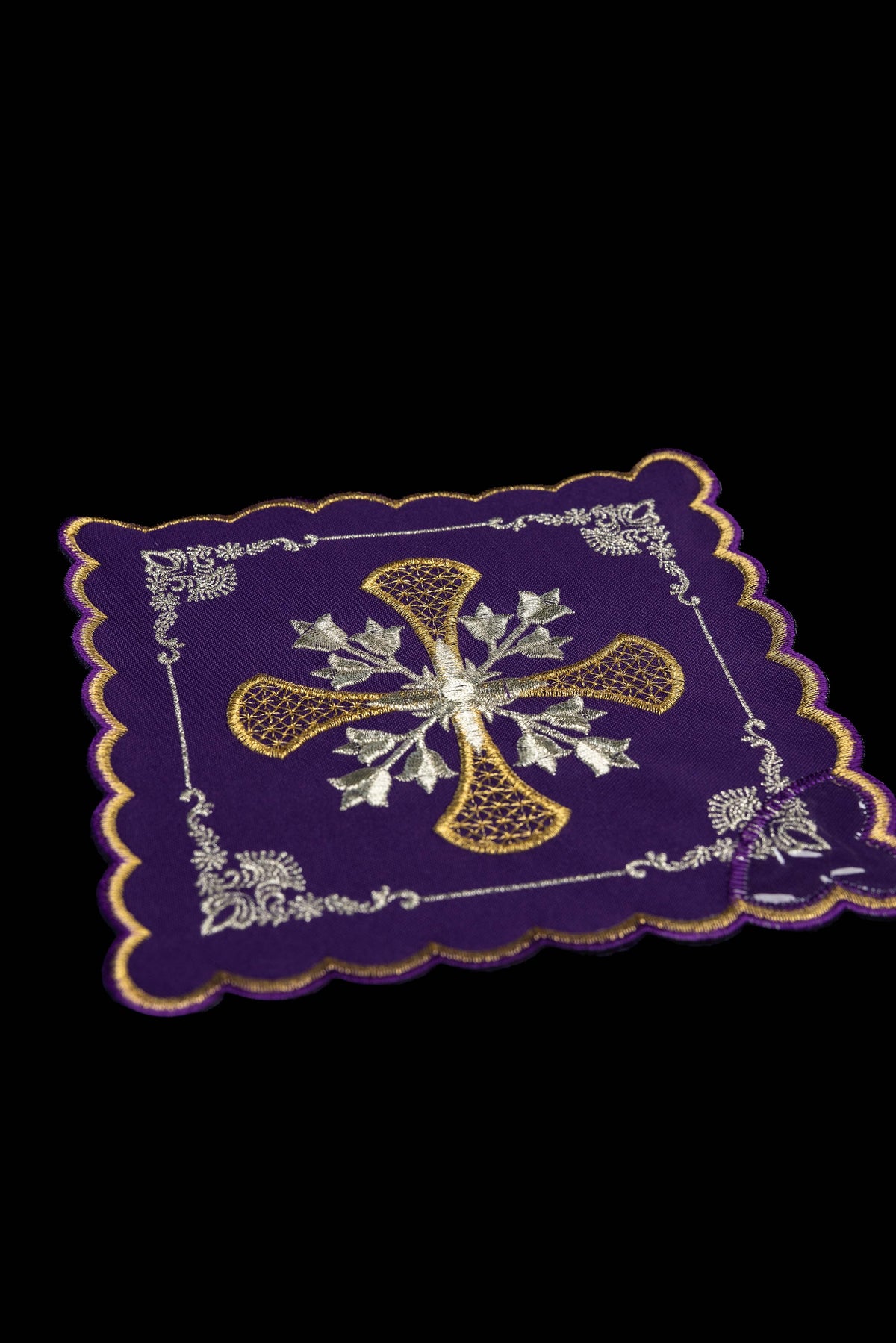 Set di quattro palle da calice con croce ricamata e motivi floreali