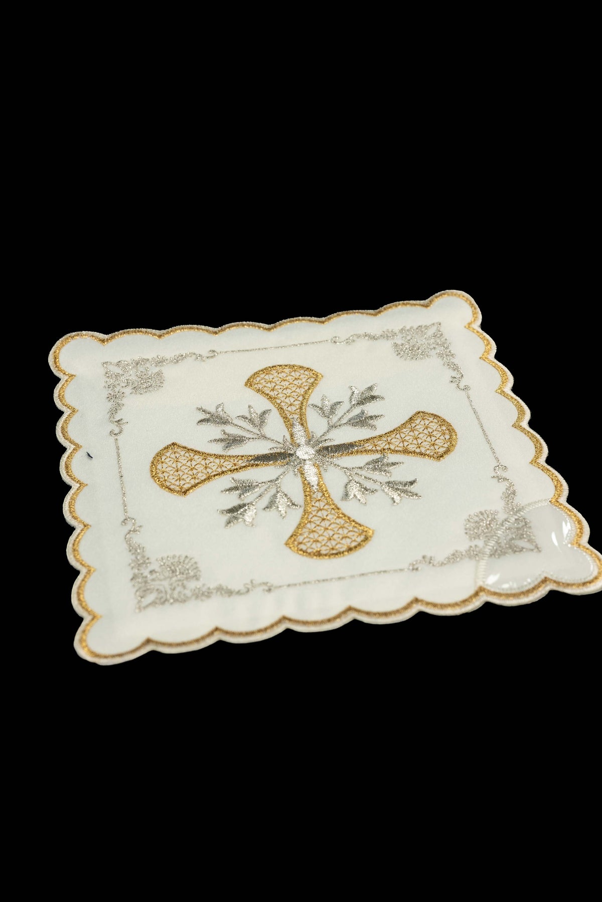 Set di quattro palle da calice con croce ricamata e motivi floreali