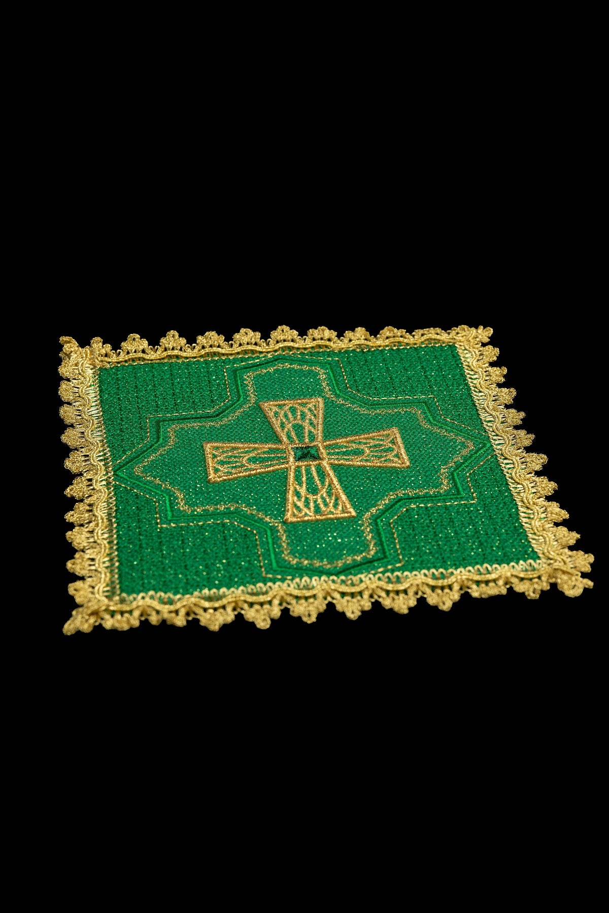 Set di quattro palle da calice con croce ricamata e bordo dorato