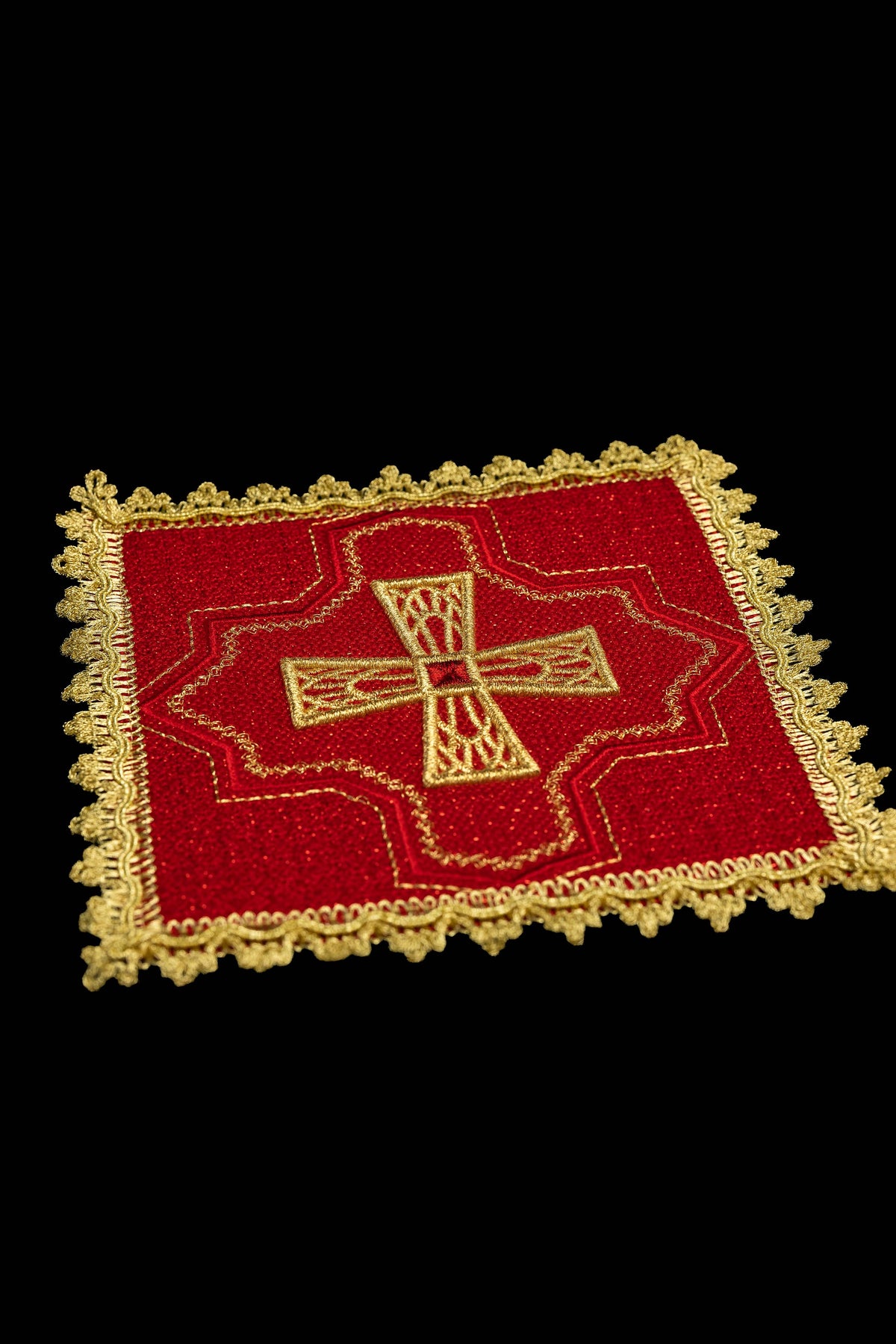 Set di quattro palle da calice con croce ricamata e bordo dorato