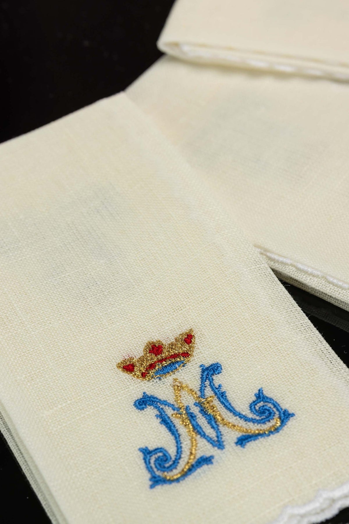 Set di 5 purificatoi liturgici di lino con ricamo mariano