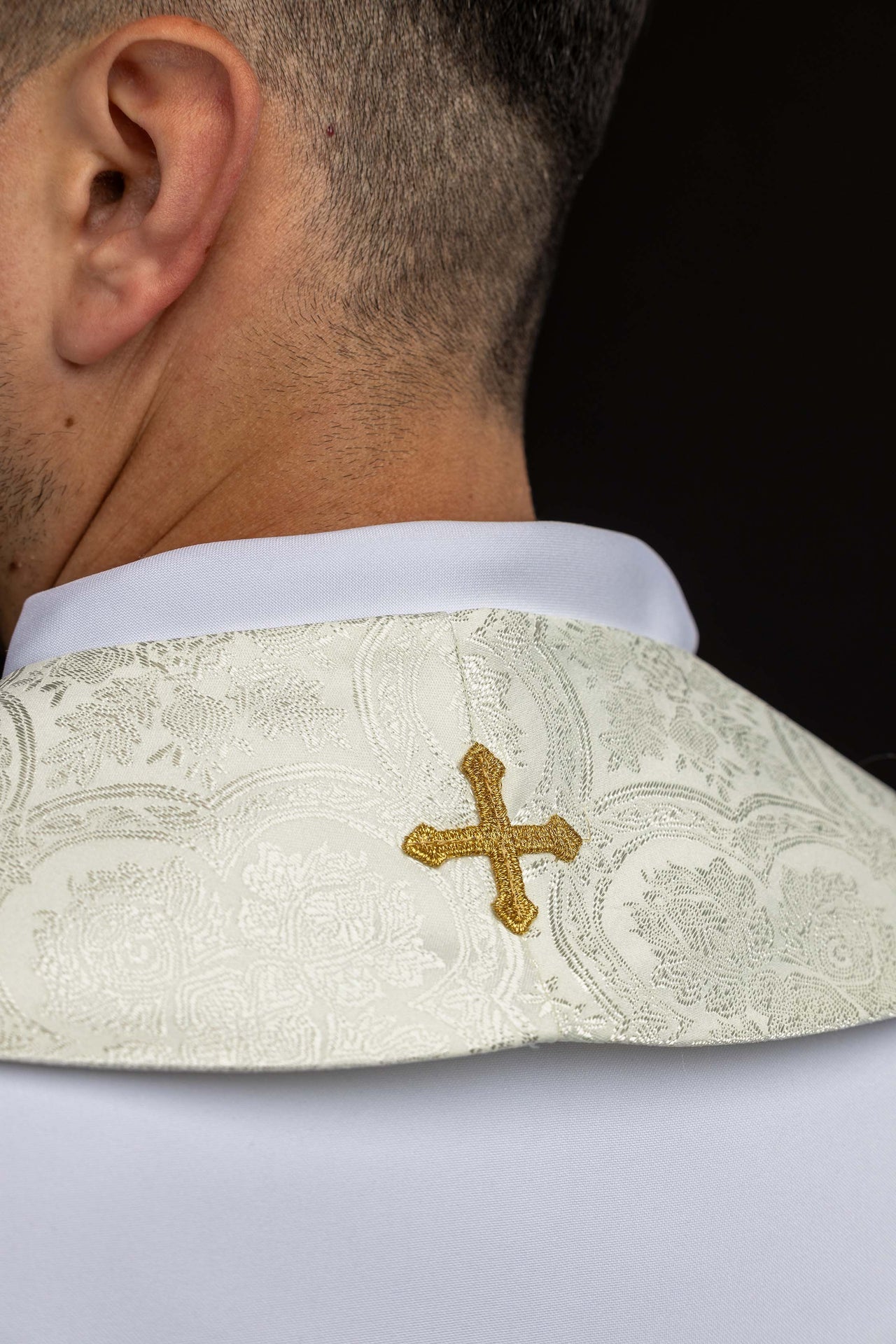 Stuła haftowana z motywem Krzyża ecru tkanina żakardowa