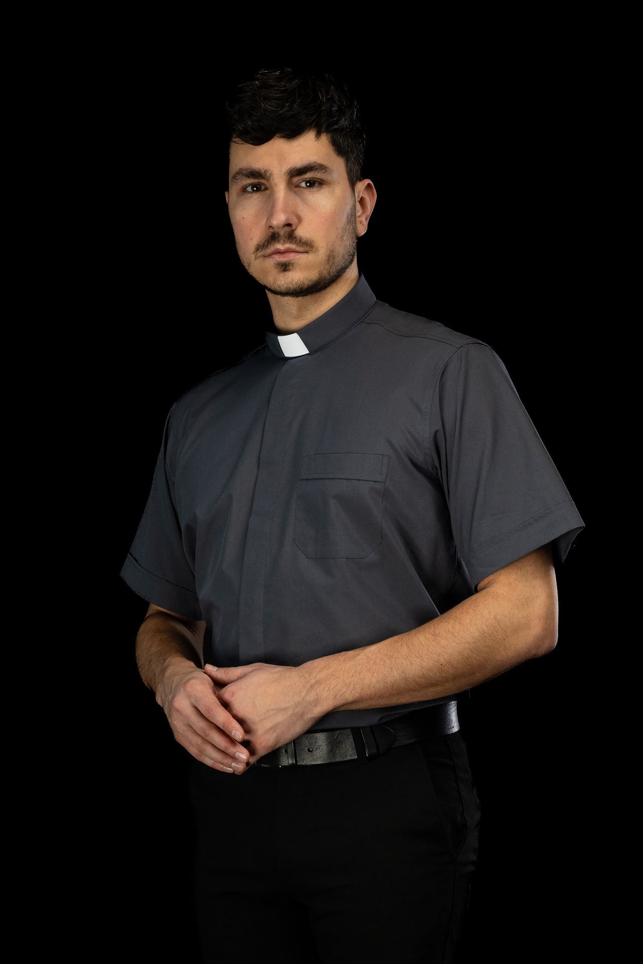 Camicia clergy grigio scuro a maniche corte con colletto romano