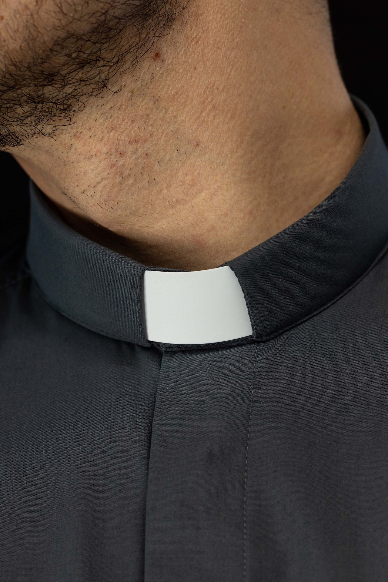 Camicia clergy grigio scuro a maniche corte con colletto romano