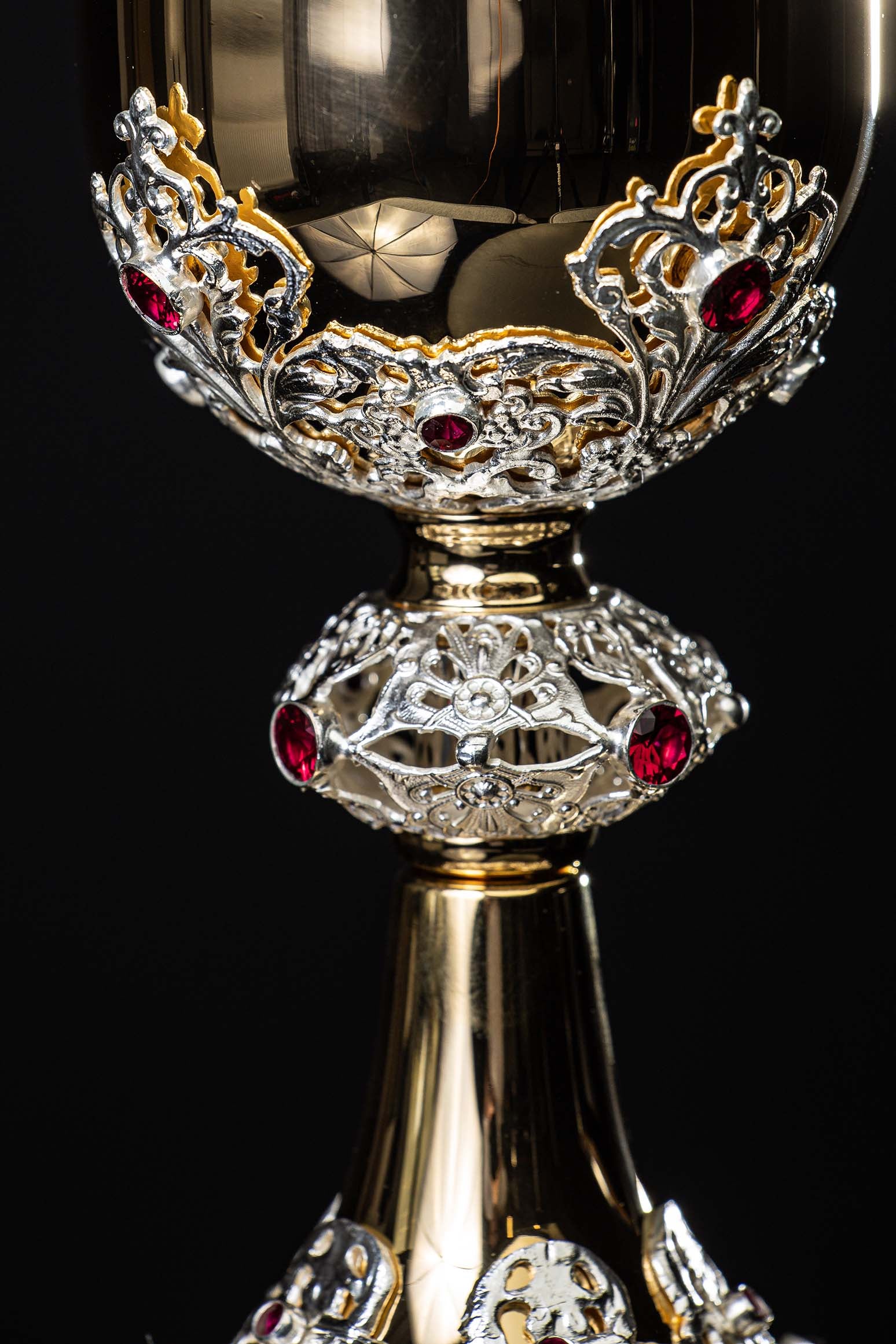 Calice liturgico dorato realizzato a mano decorato con rubini