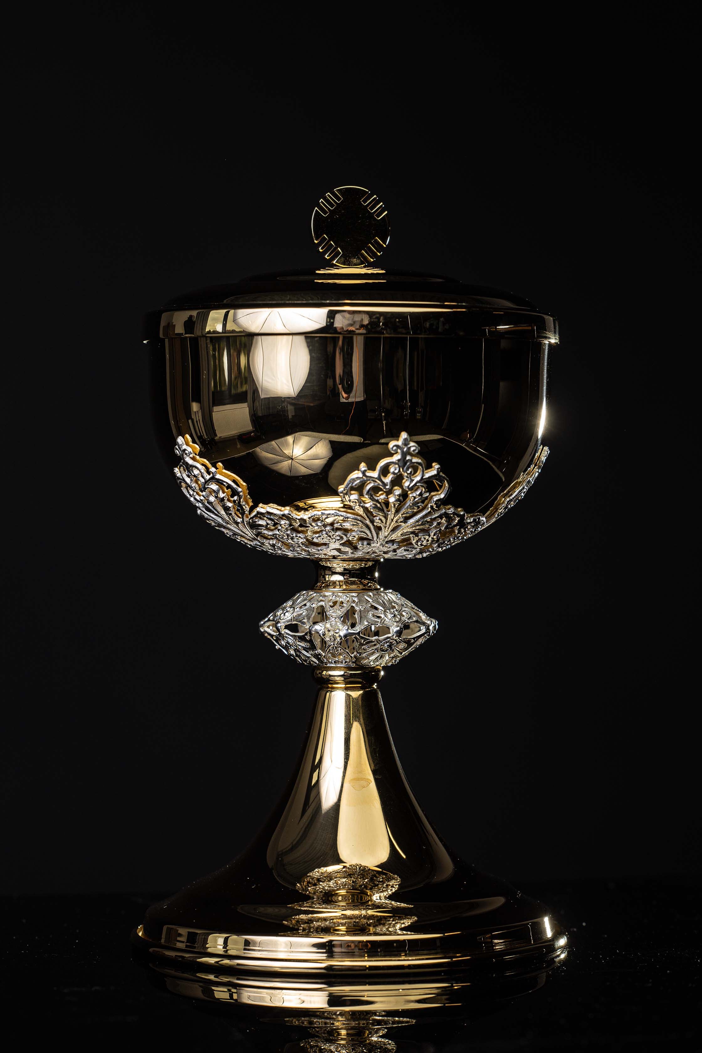 Pisside liturgica in ottone dorato realizzata a mano con ornamenti argentati