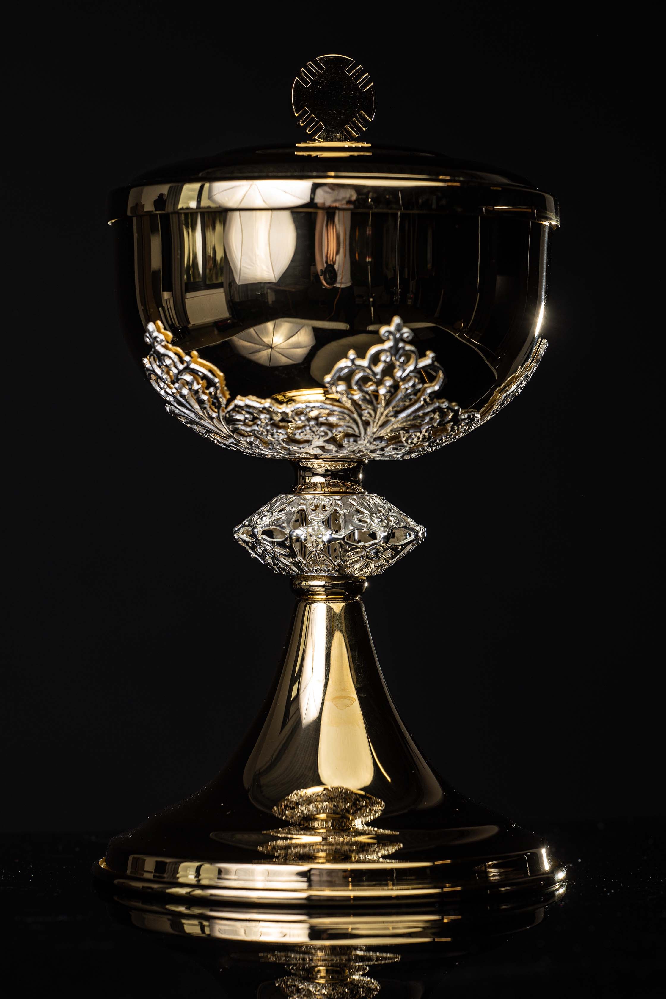 Pisside liturgica in ottone dorato realizzata a mano con ornamenti argentati