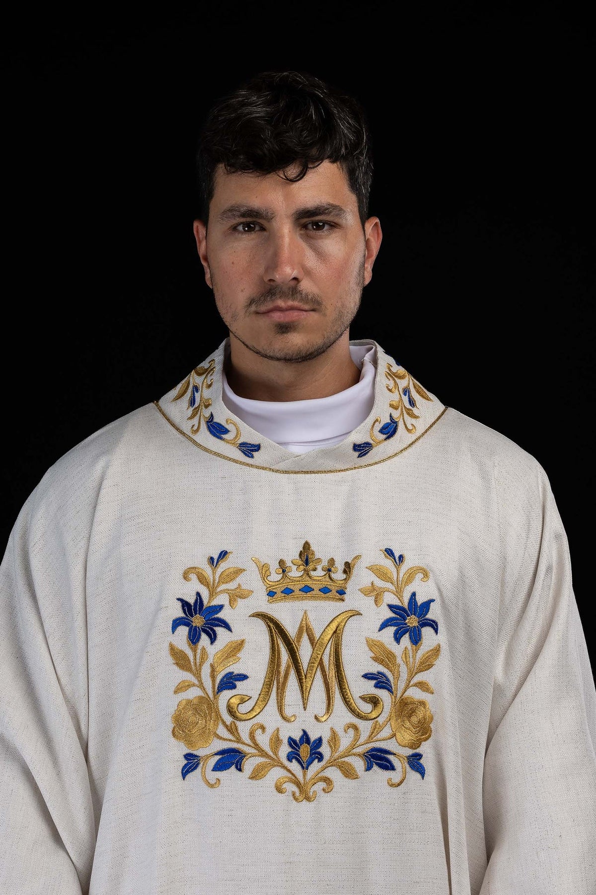 Dalmatica ricamata color avorio con motivo mariano