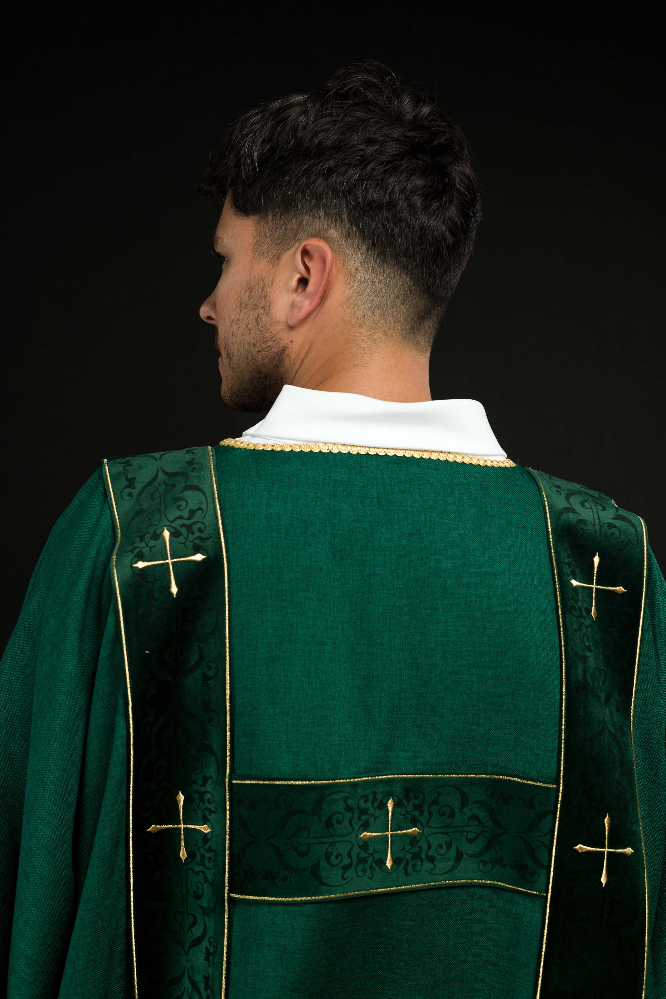 Dalmatica con fasce in velluto e croci dorate ricamate verde