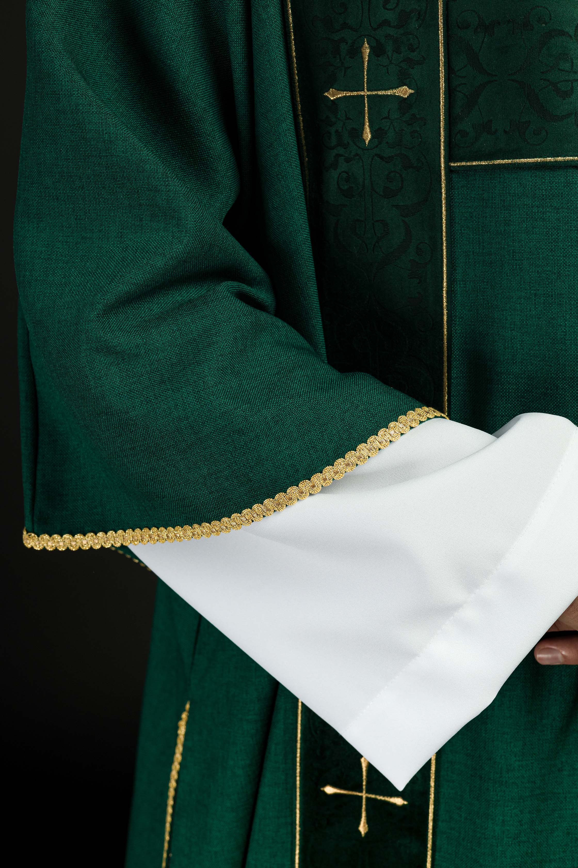 Dalmatica con fasce in velluto e croci dorate ricamate verde