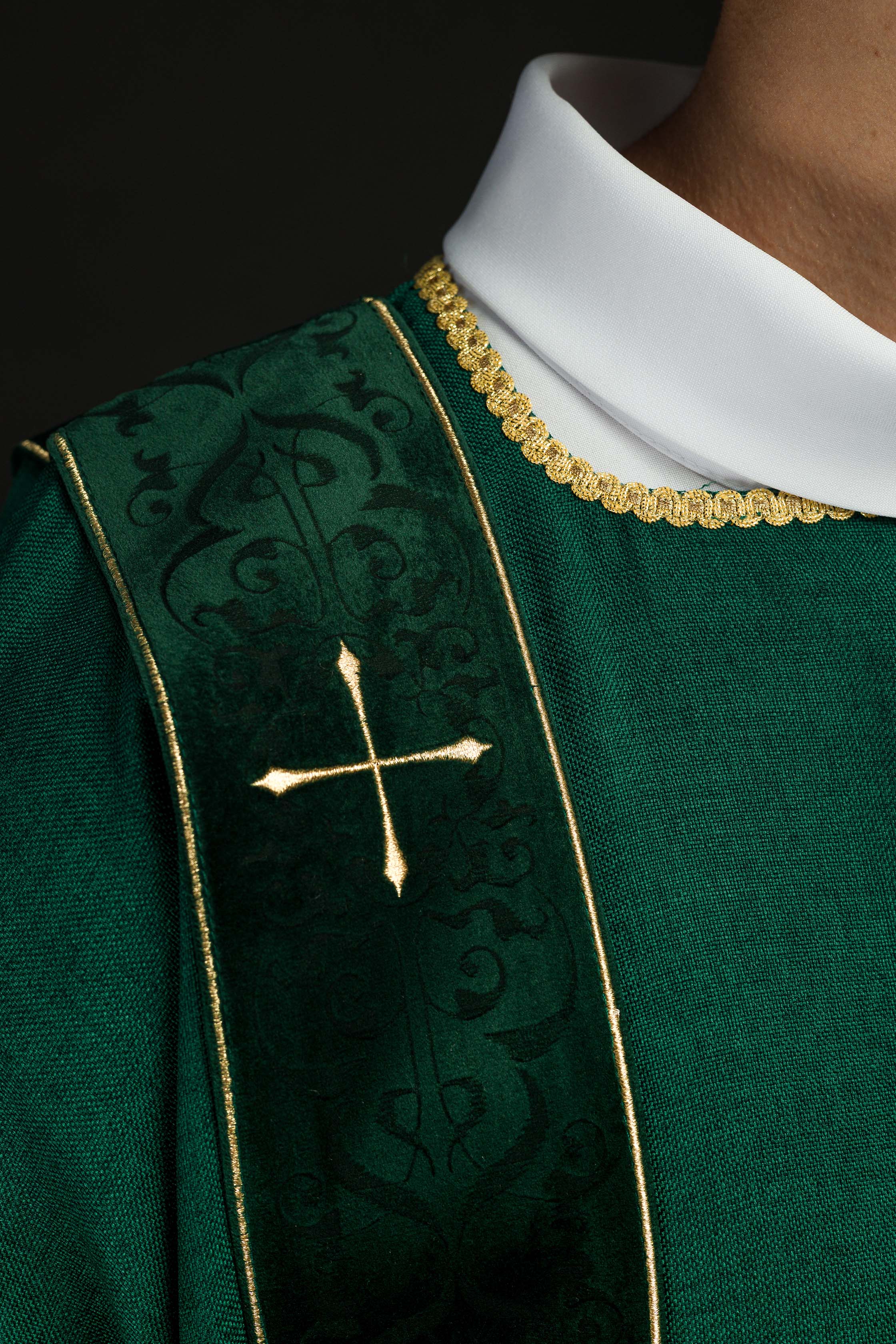Dalmatica con fasce in velluto e croci dorate ricamate verde