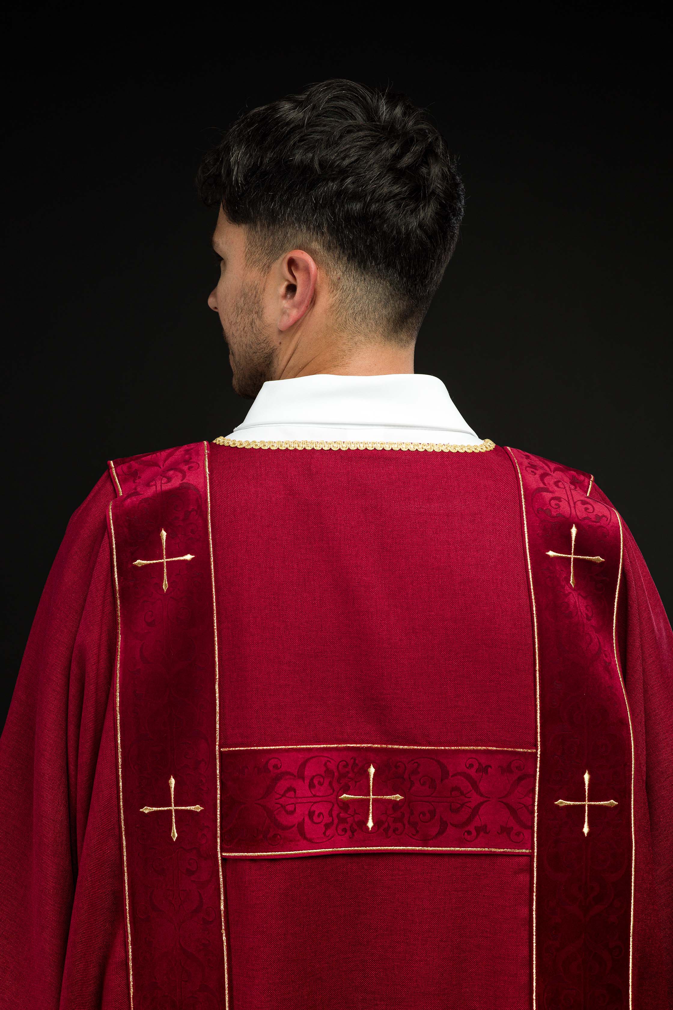 Dalmatica con fasce in velluto e croci dorate ricamate rossa