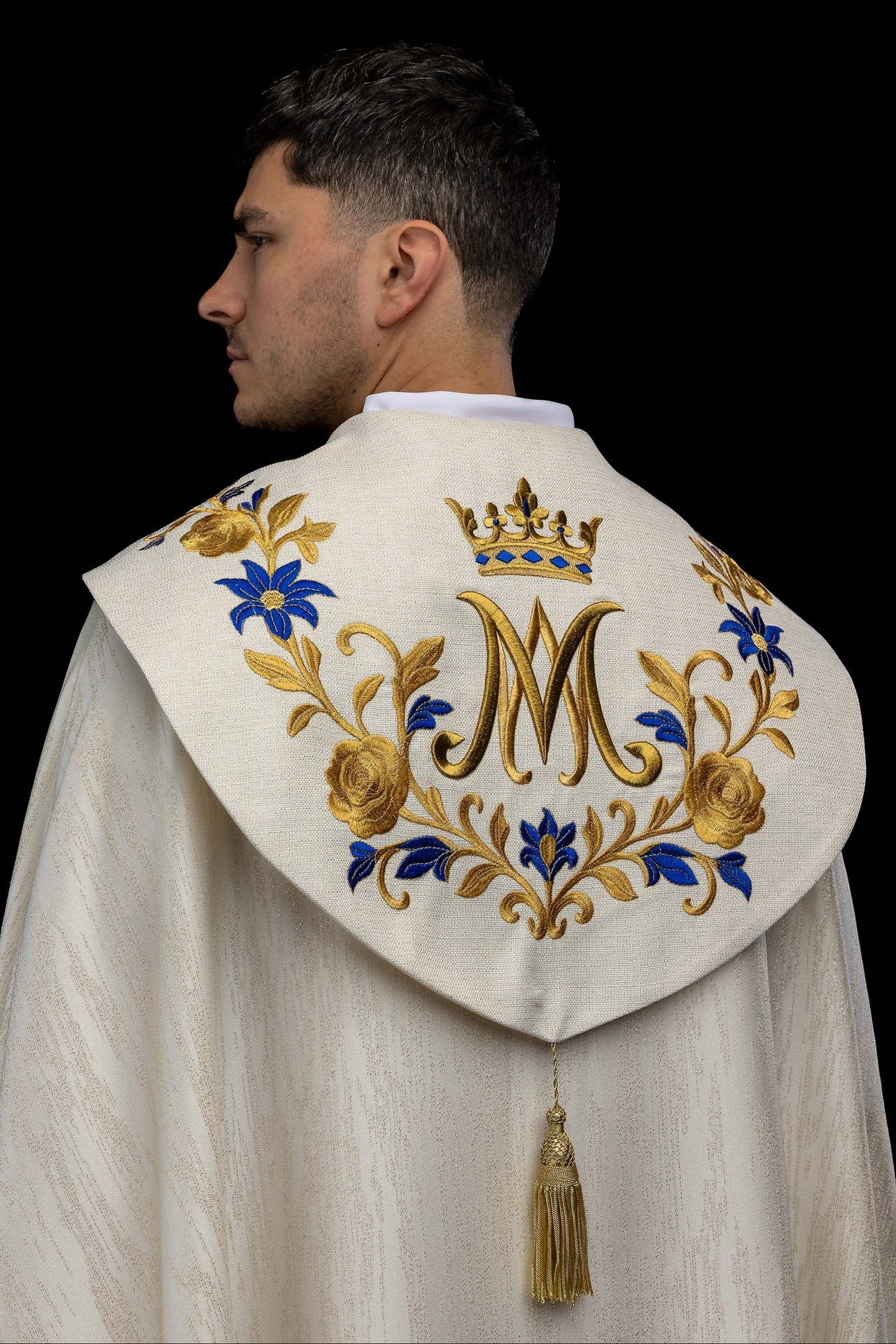 Piviale ricamato in ecrù con simbolo mariano