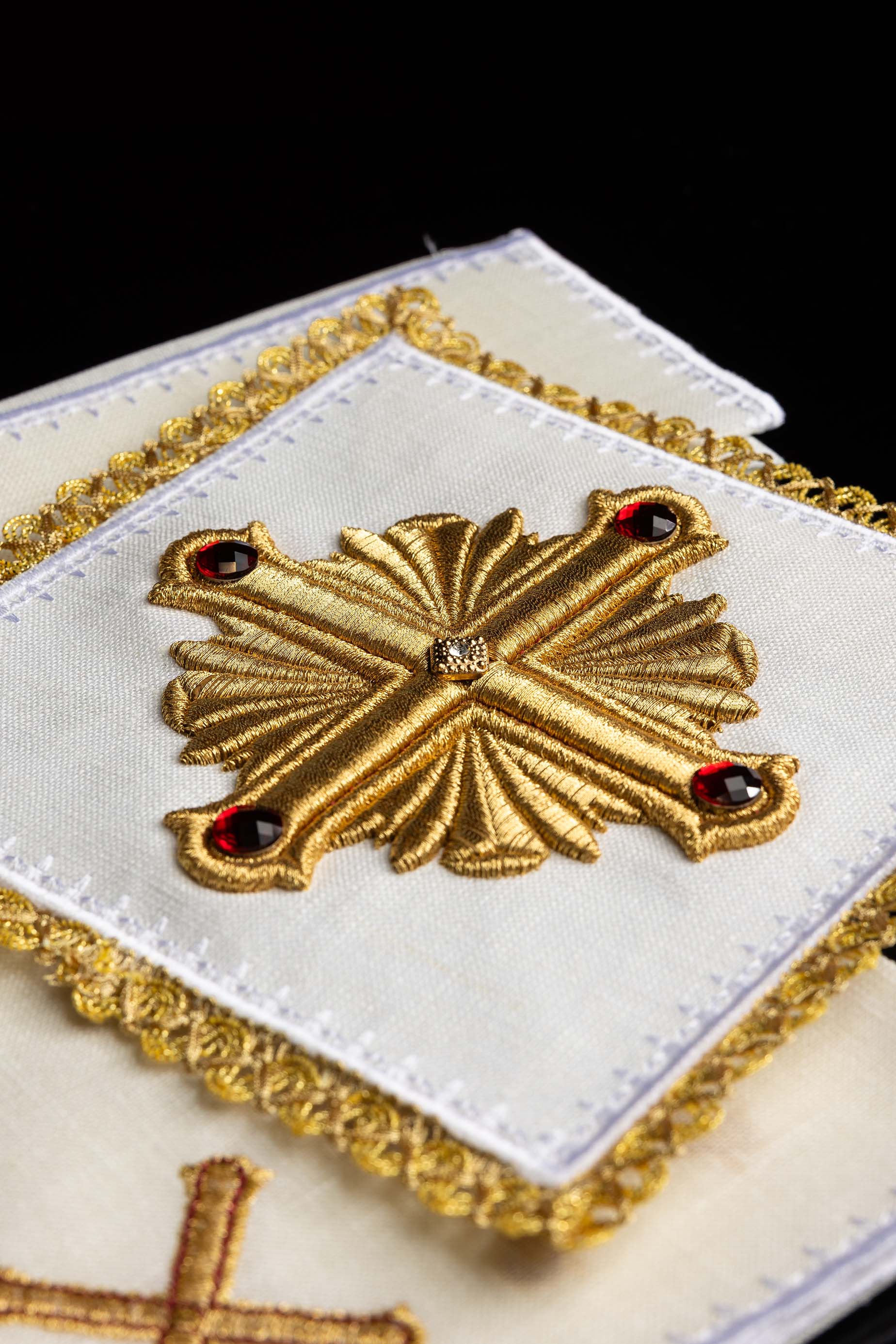 Servizio Messa in Lino riccamente ricamato con pietre decorative