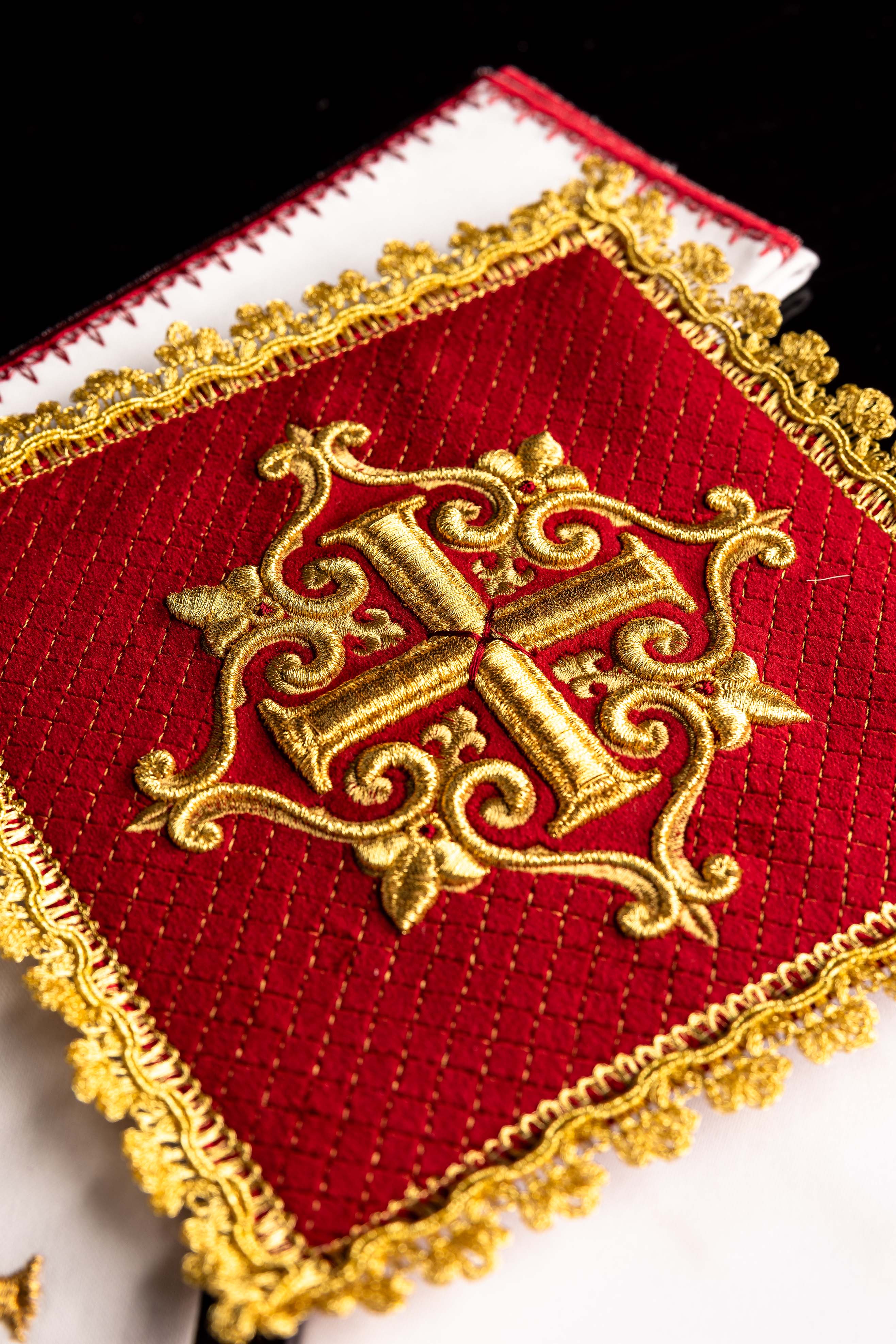 Servizio da Messa con croce ricamata velluto rosso