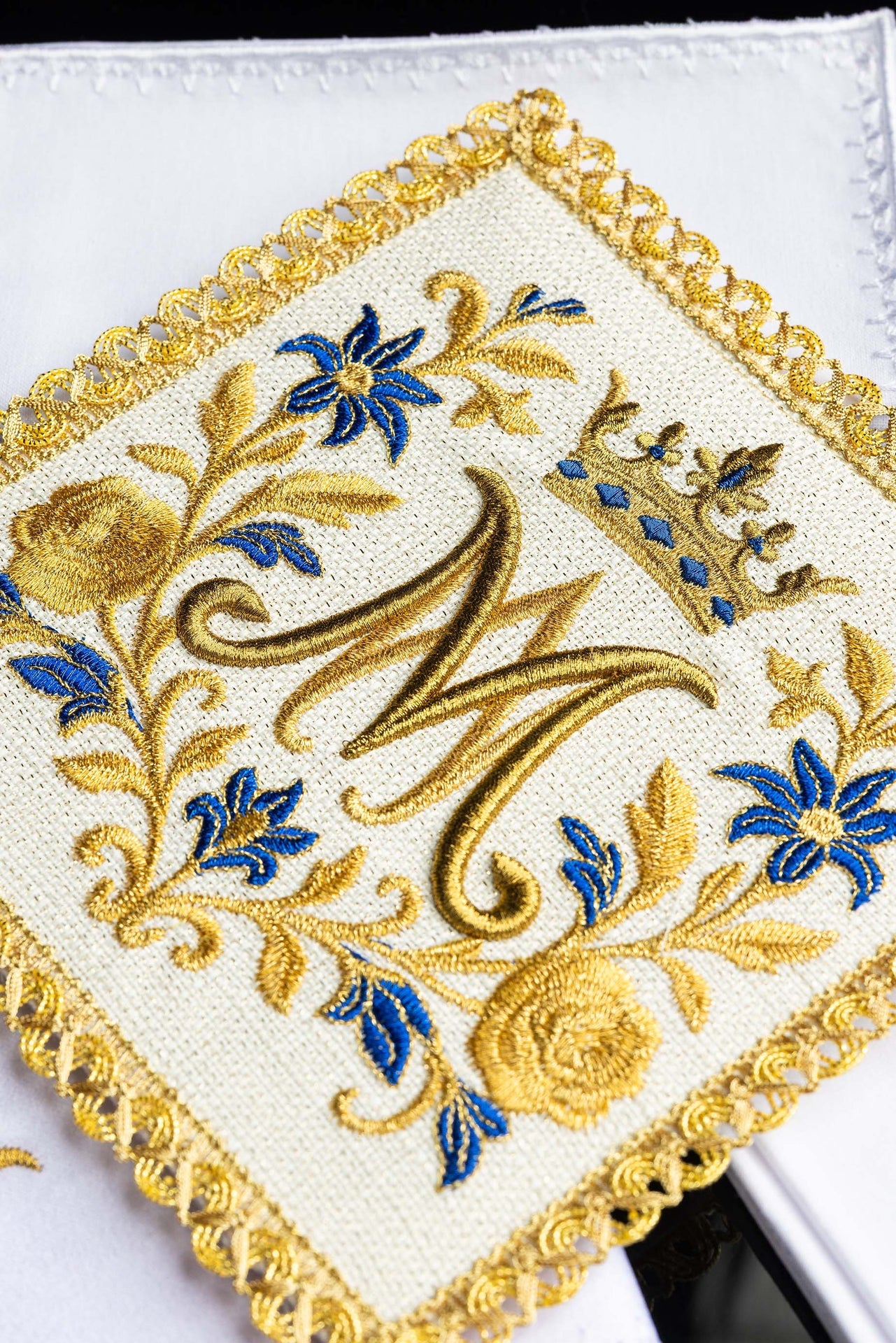 Bielizna kielichowa haftowana z symbolem Maryjnym - ORNATY.PL