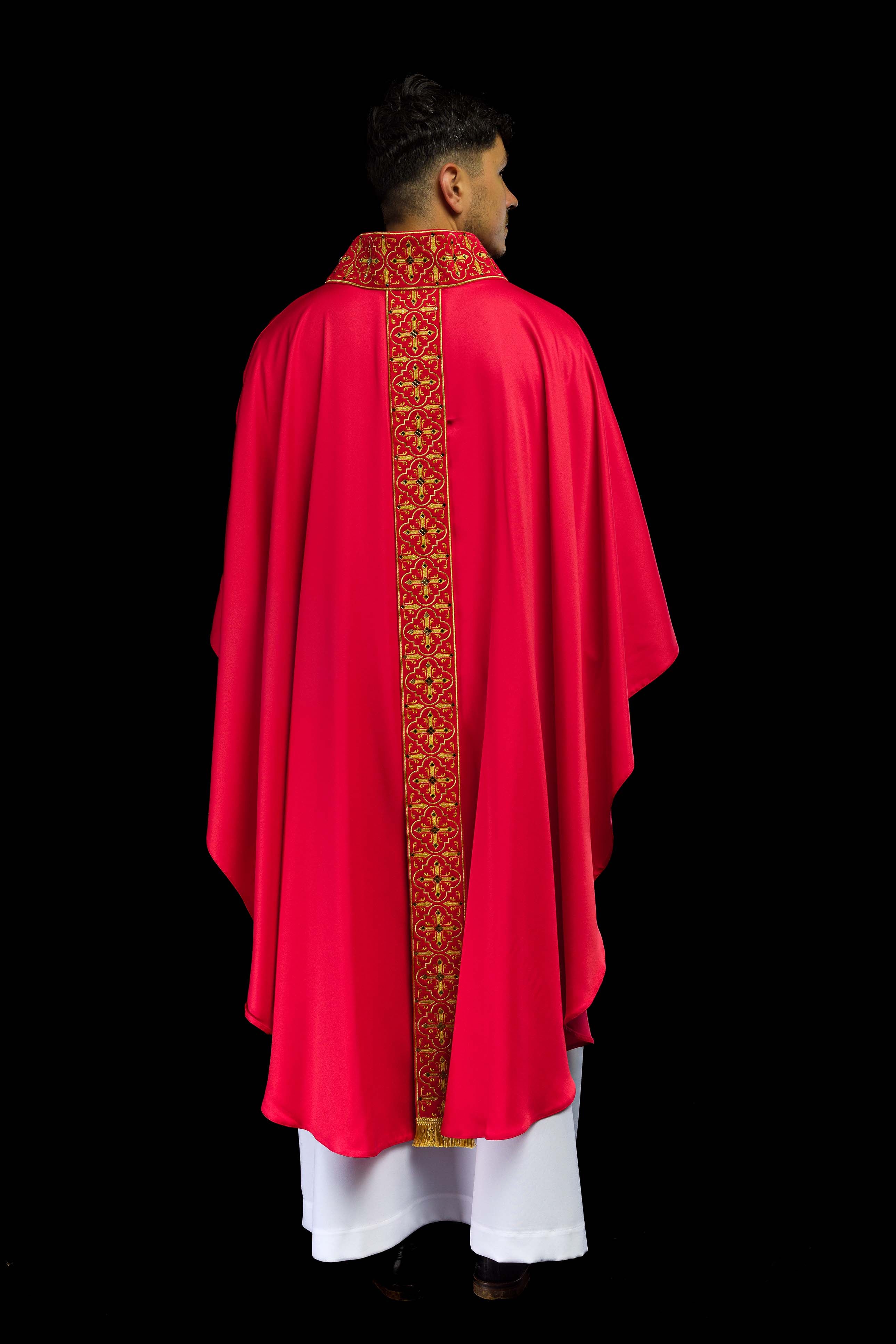 Casula Rossa riccamente ricamata decorazione con le pietre
