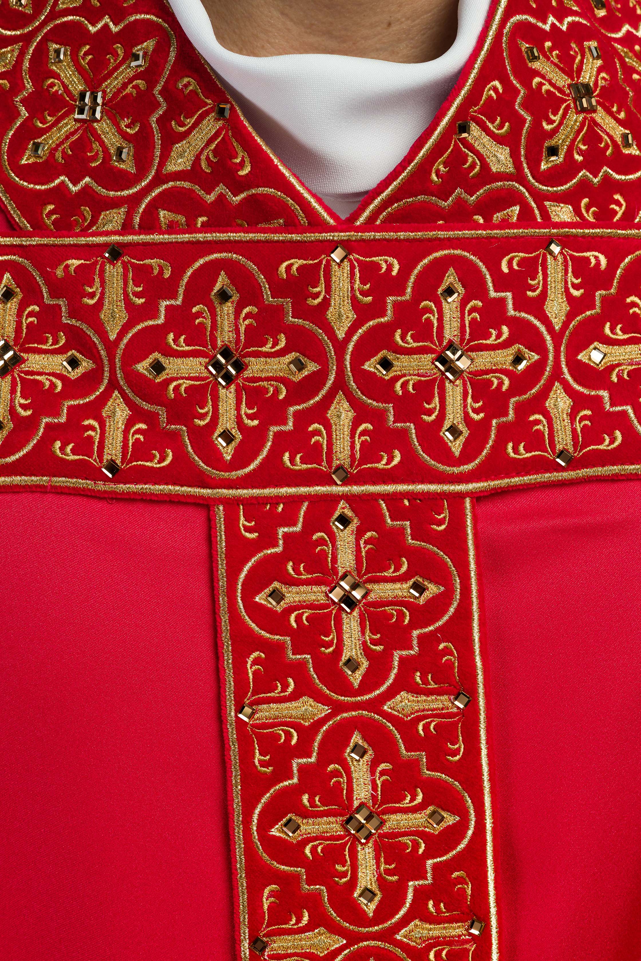 Casula Rossa riccamente ricamata decorazione con le pietre