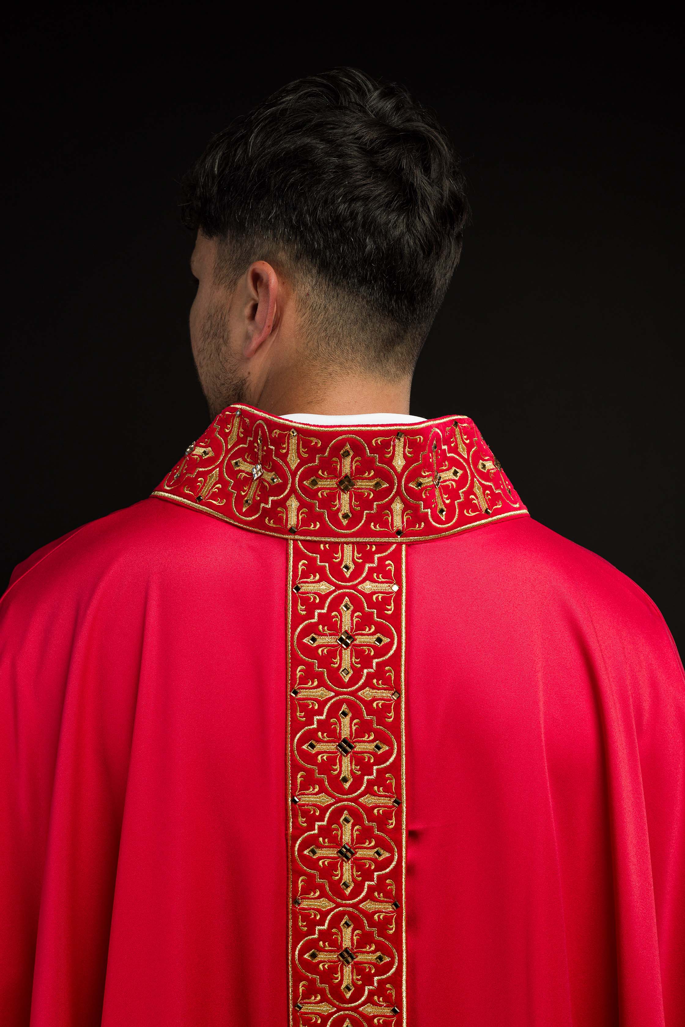 Casula Rossa riccamente ricamata decorazione con le pietre