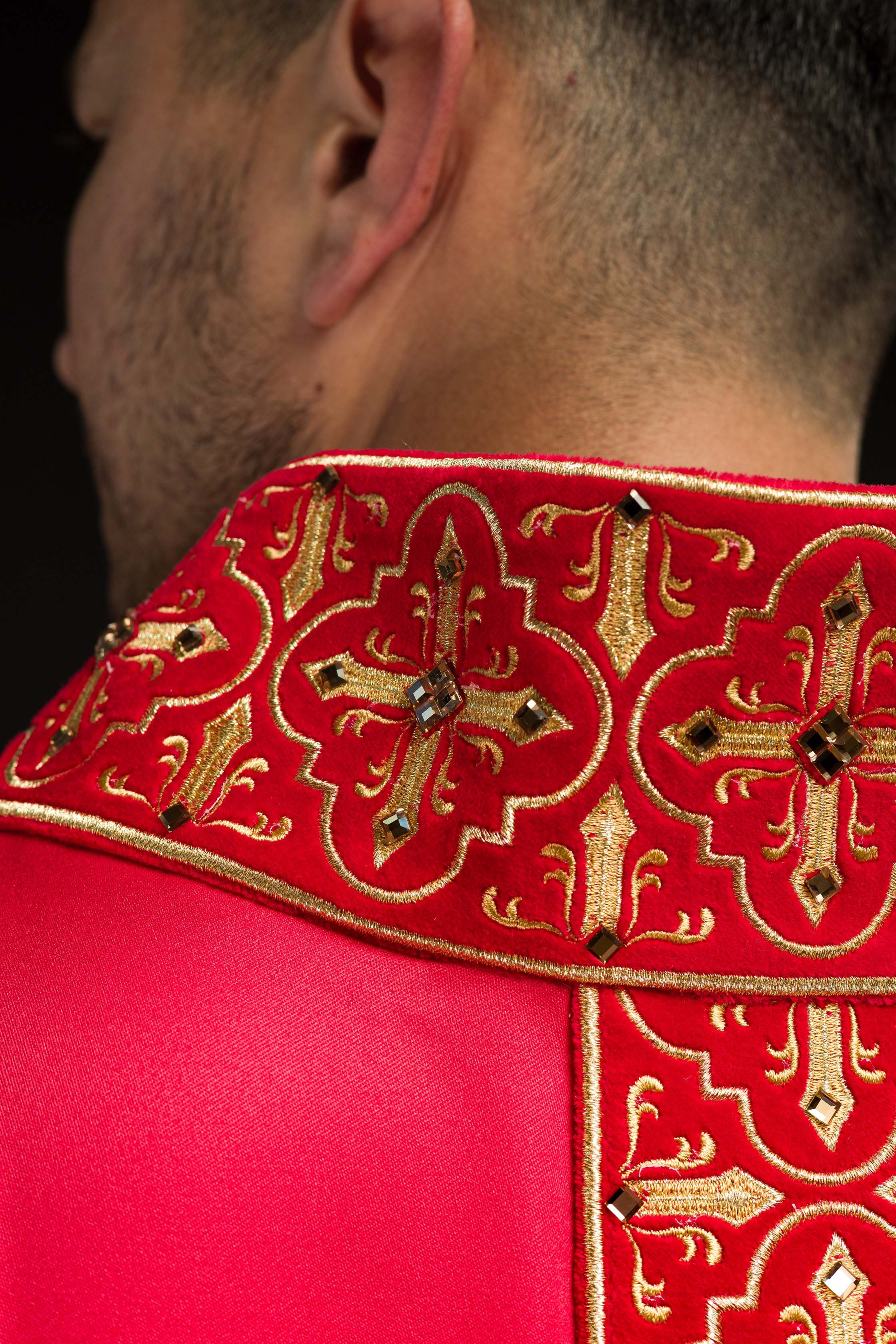 Casula Rossa riccamente ricamata decorazione con le pietre