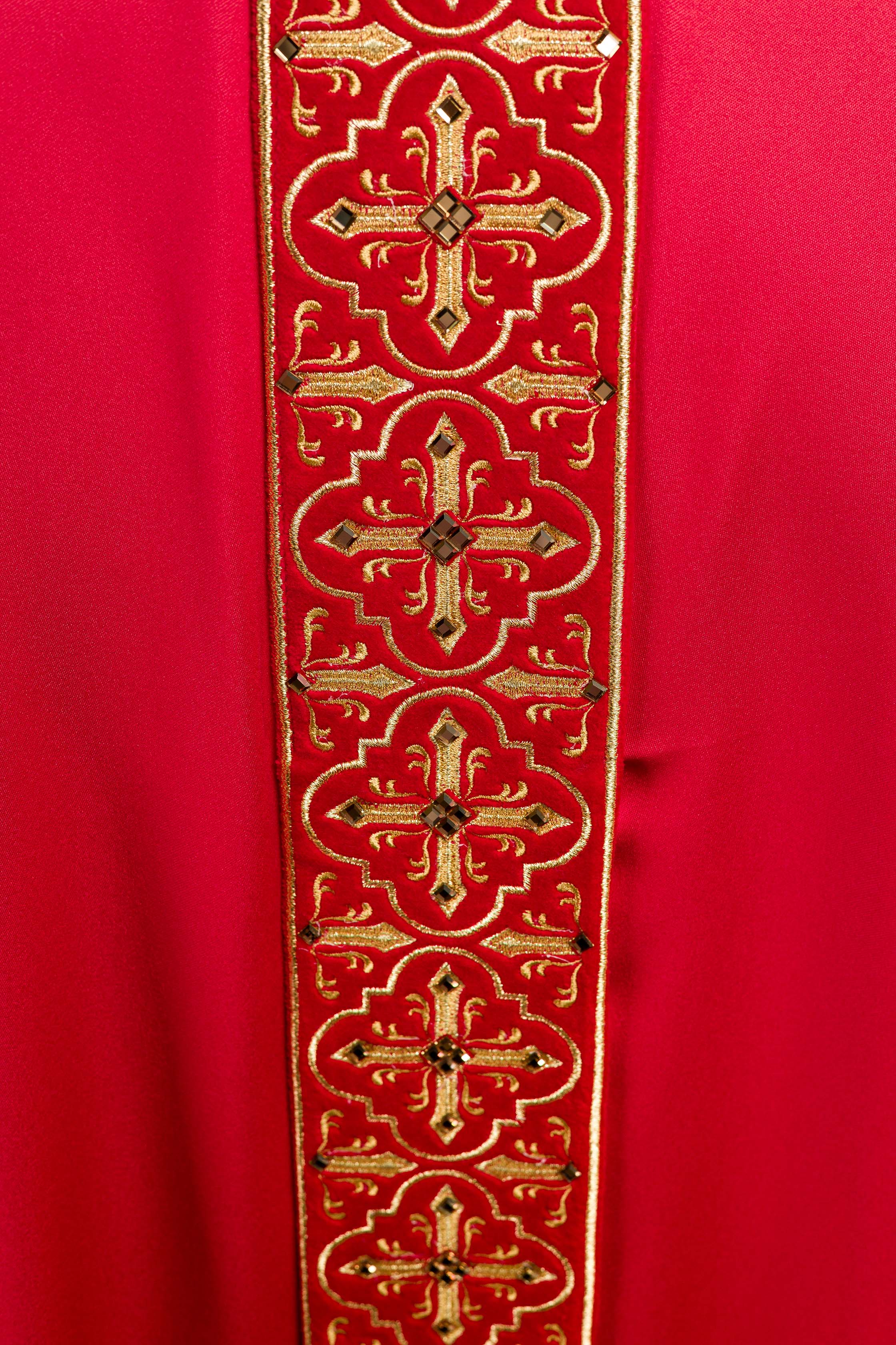 Casula Rossa riccamente ricamata decorazione con le pietre