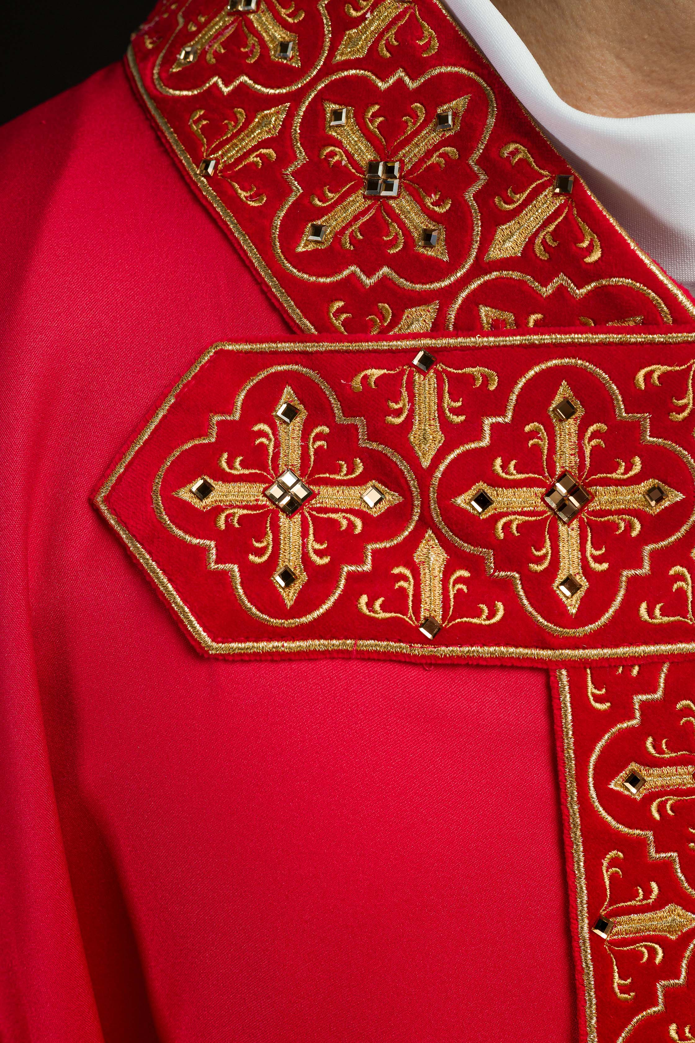 Casula Rossa riccamente ricamata decorazione con le pietre
