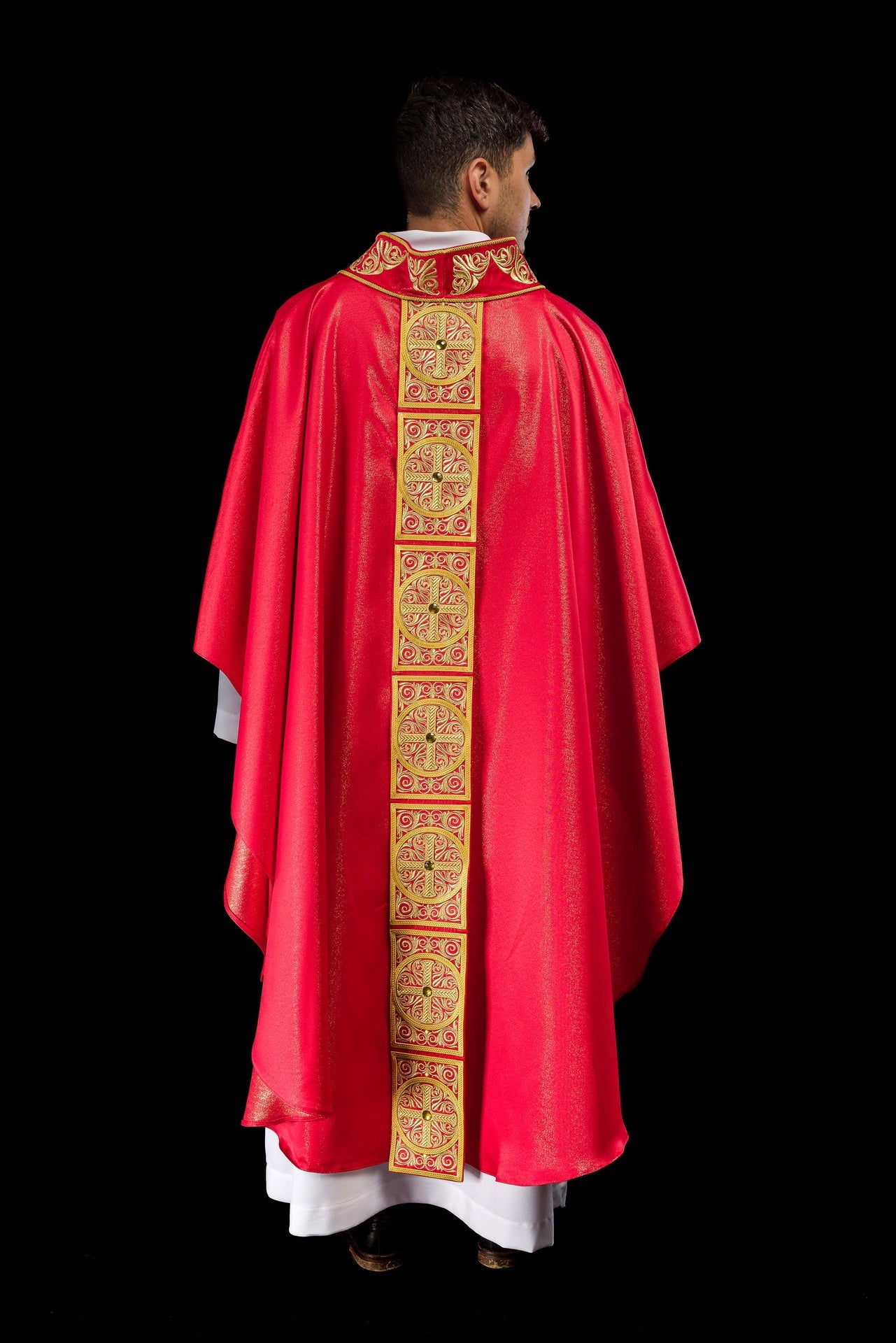 Casula rossa riccamente ricamata decorata con pietre
