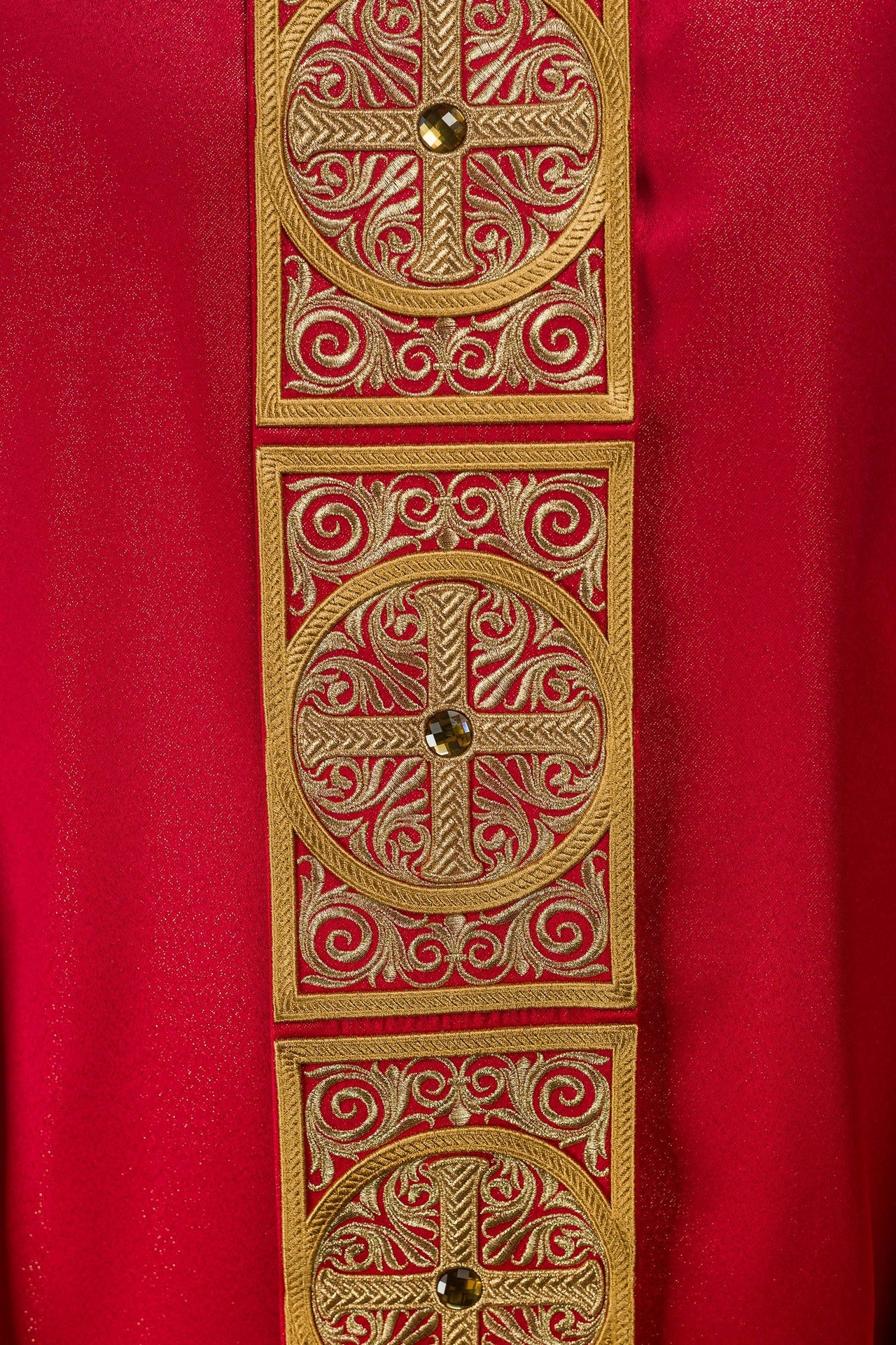 Casula rossa riccamente ricamata decorata con pietre