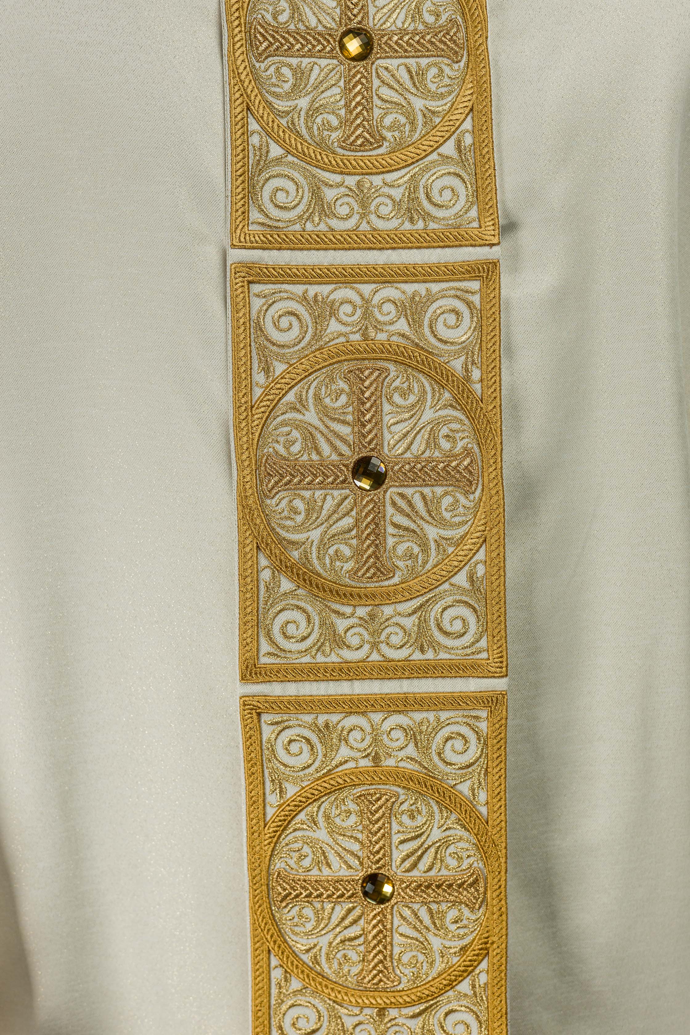 Casula riccamente ricamata con pietre decorative