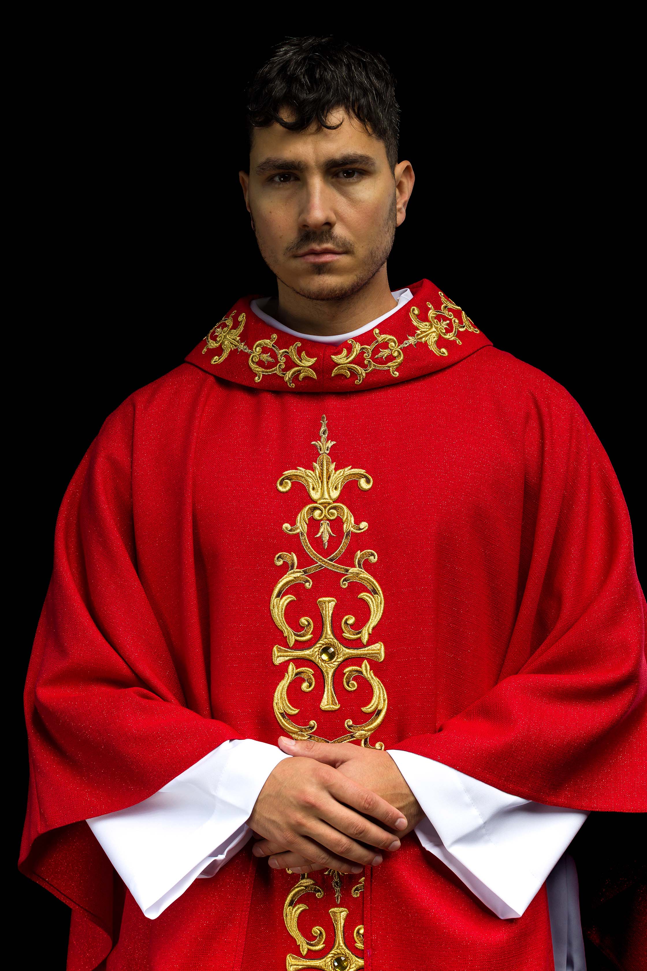 Casula Rossa riccamente ricamata e decorata con pietre