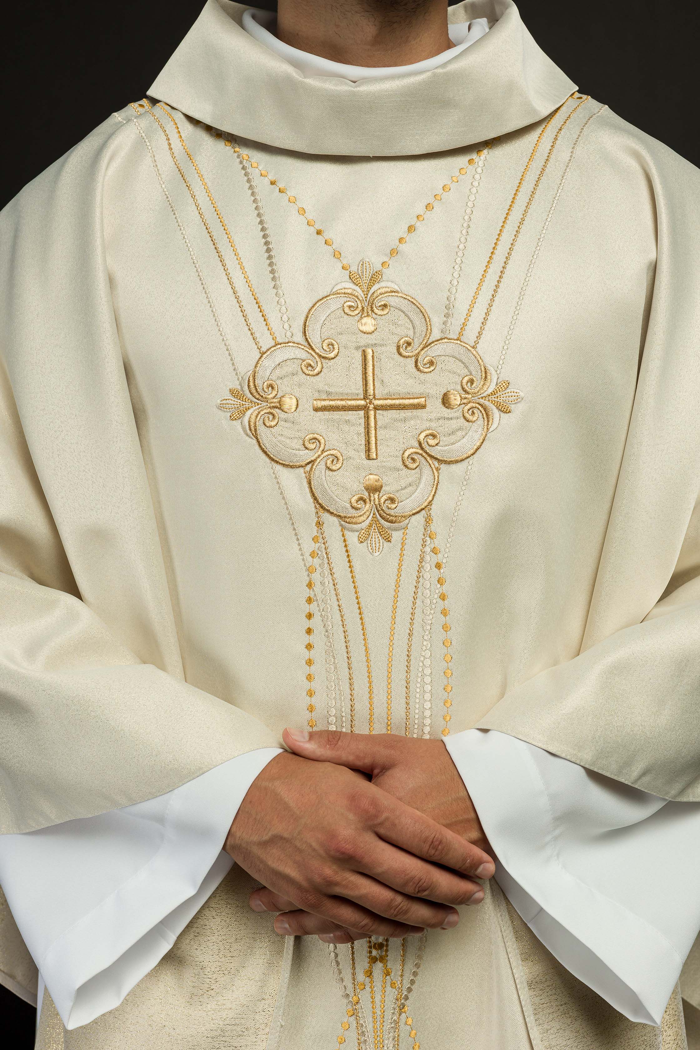 Casula in tessuto lucente ispirato al rosario