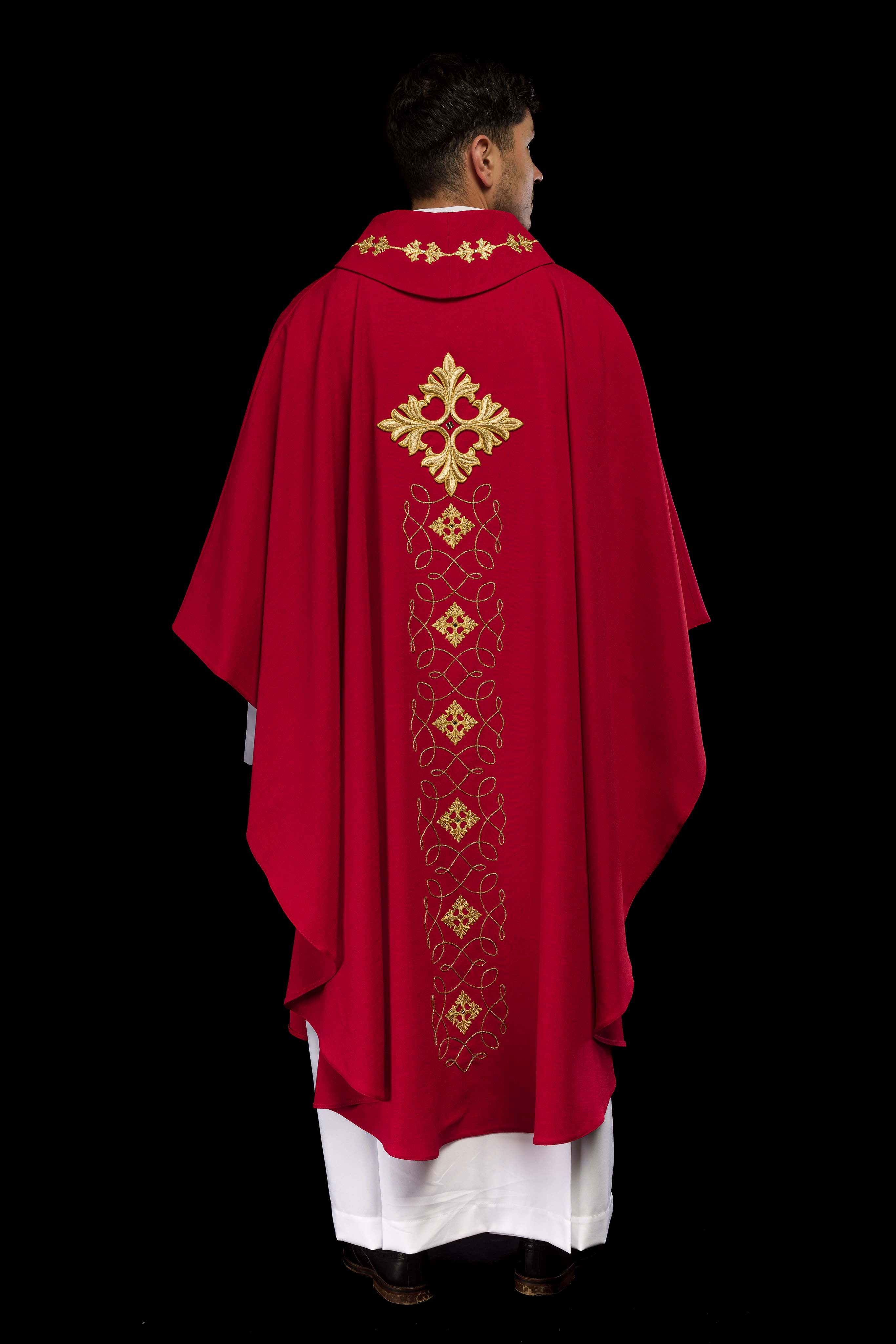 Casula Rossa riccamente ricamata e decorata con pietre