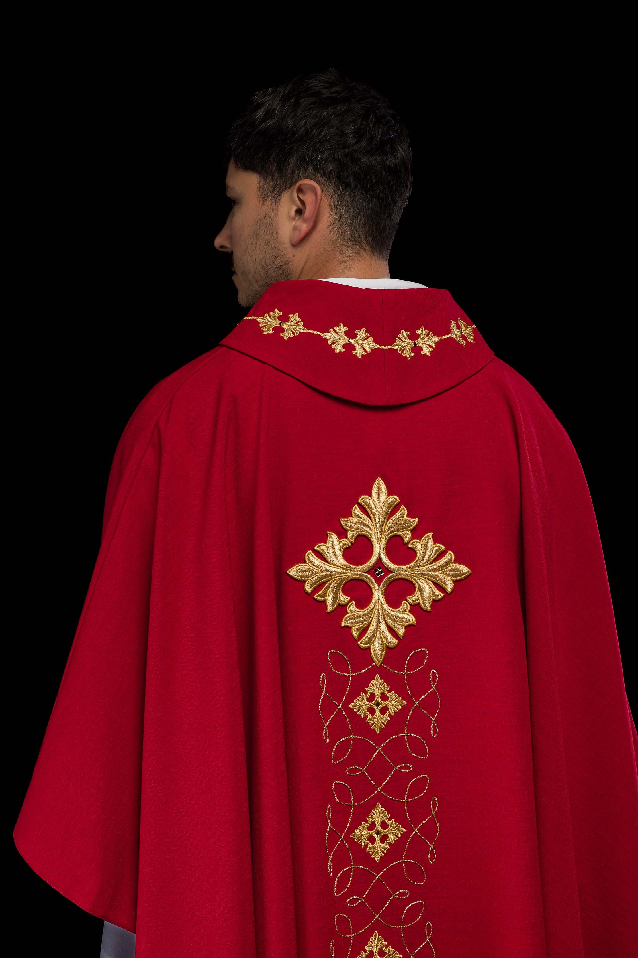 Casula Rossa riccamente ricamata e decorata con pietre