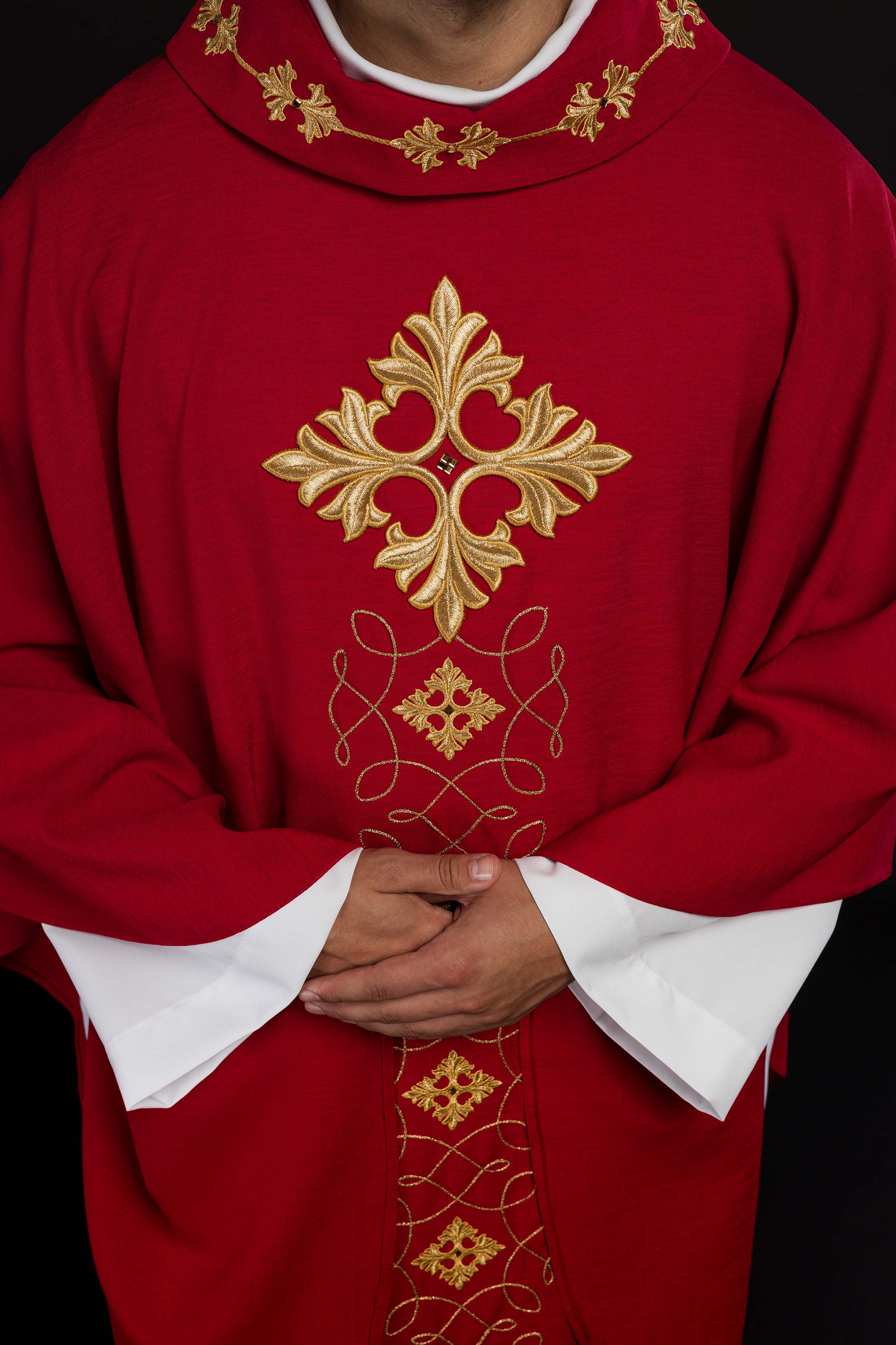 Casula Rossa riccamente ricamata e decorata con pietre