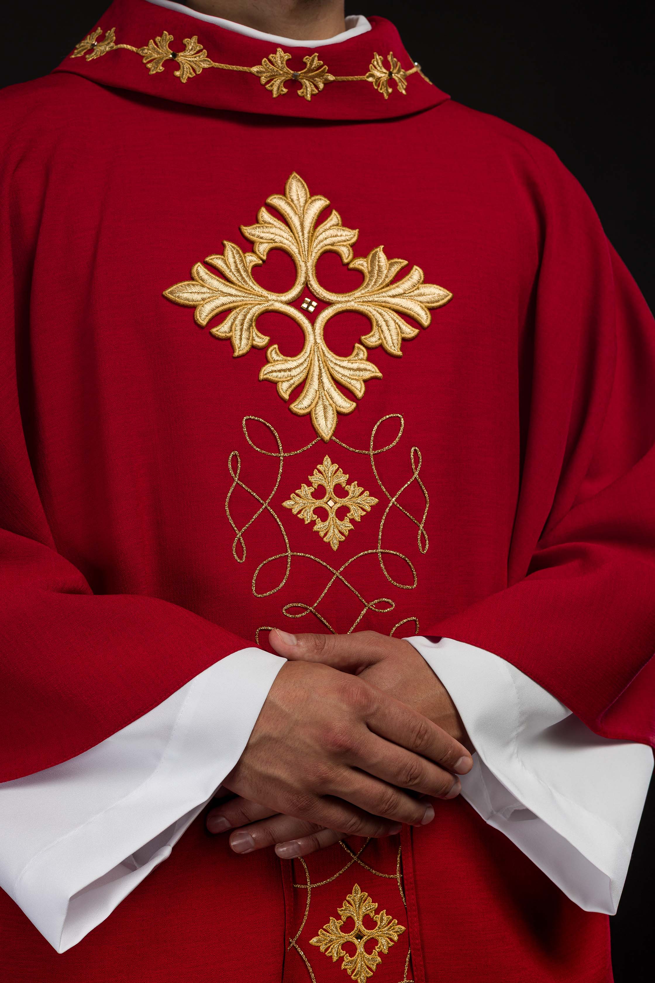 Casula Rossa riccamente ricamata e decorata con pietre