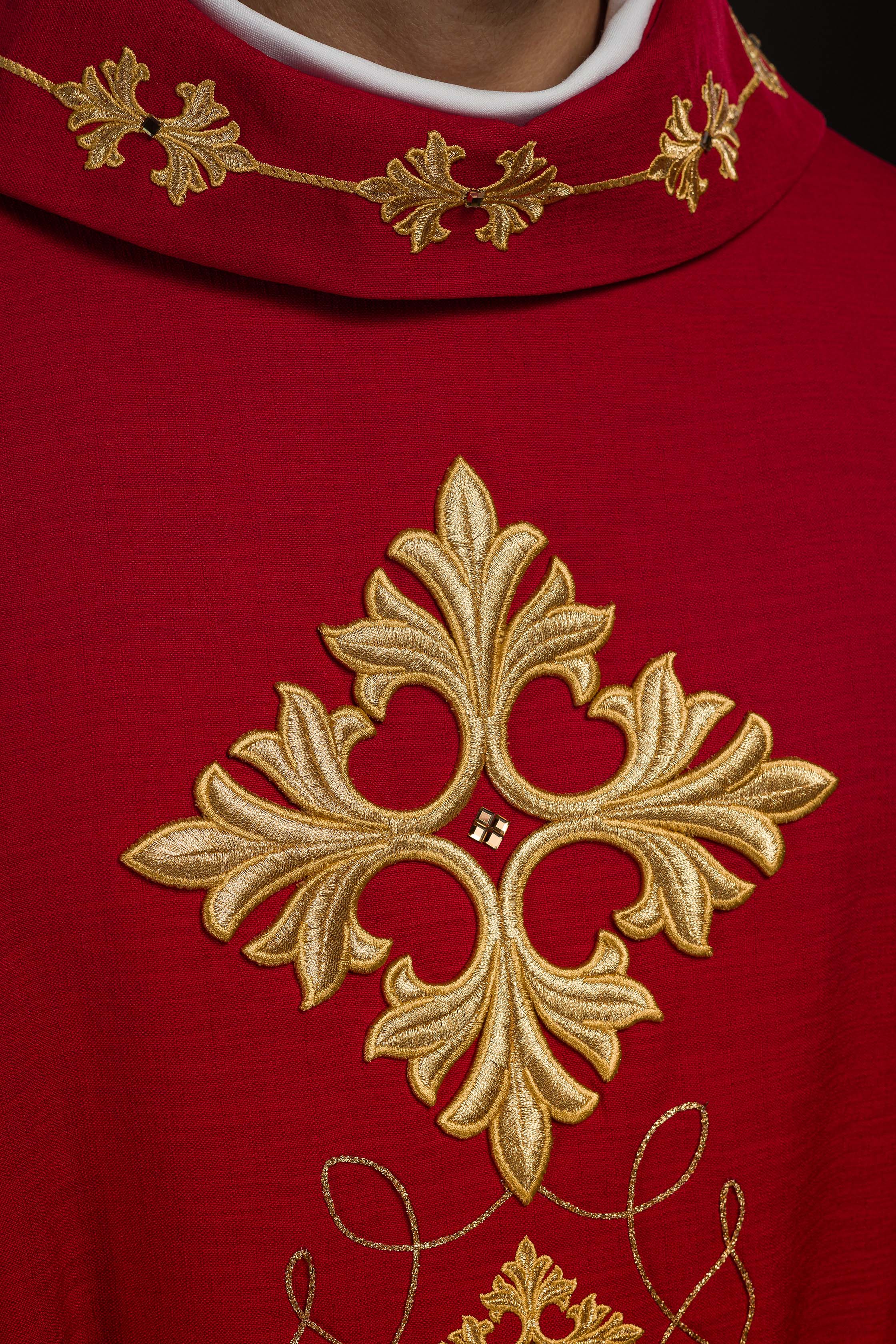 Casula Rossa riccamente ricamata e decorata con pietre
