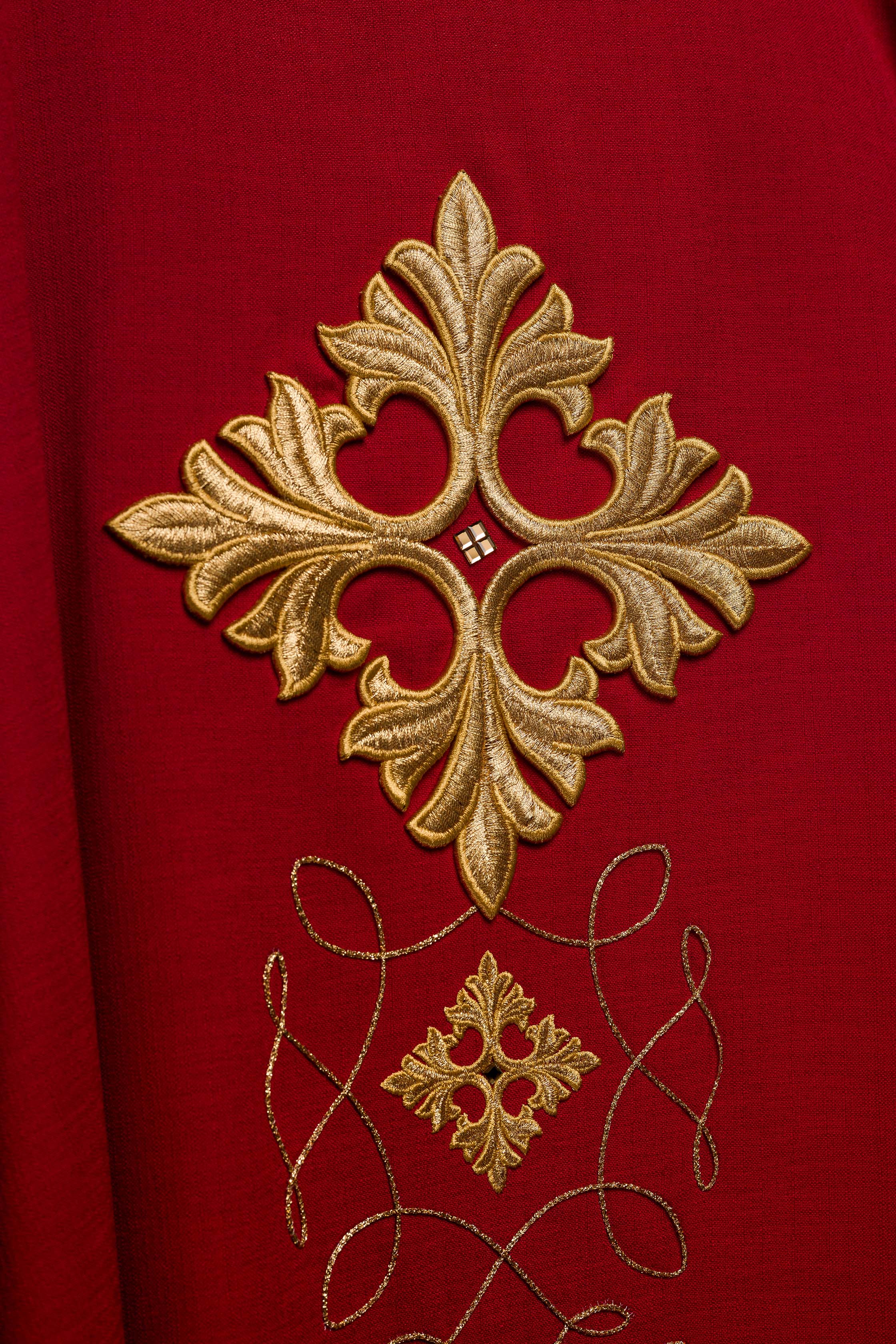 Casula Rossa riccamente ricamata e decorata con pietre