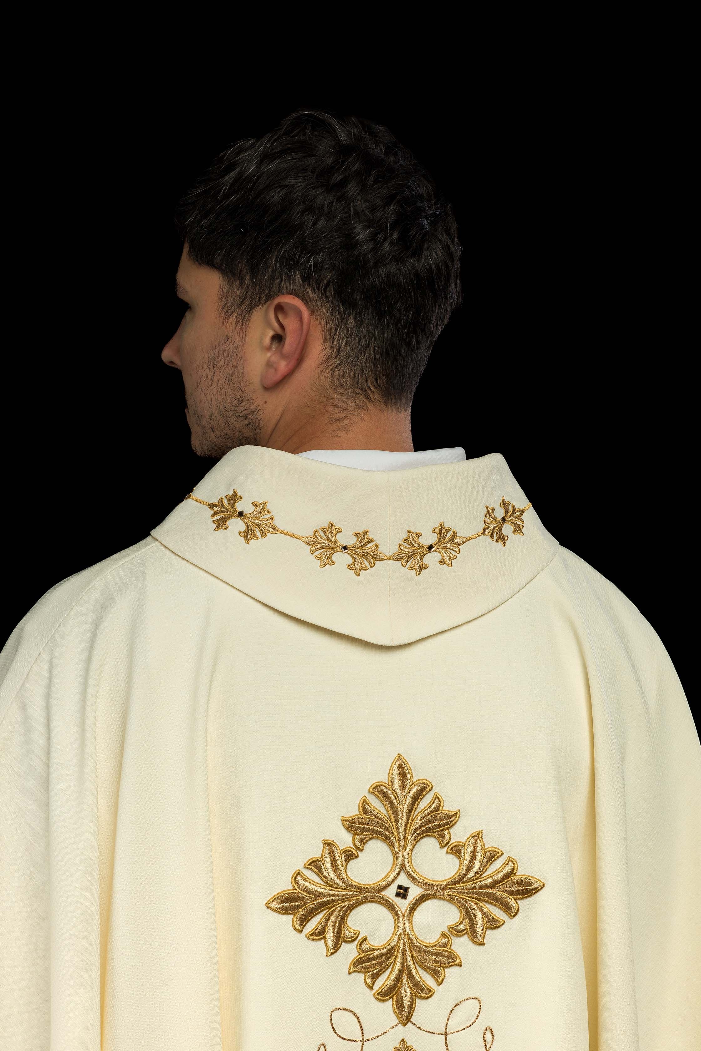 Casula riccamente decorata con spago e pietre decorative