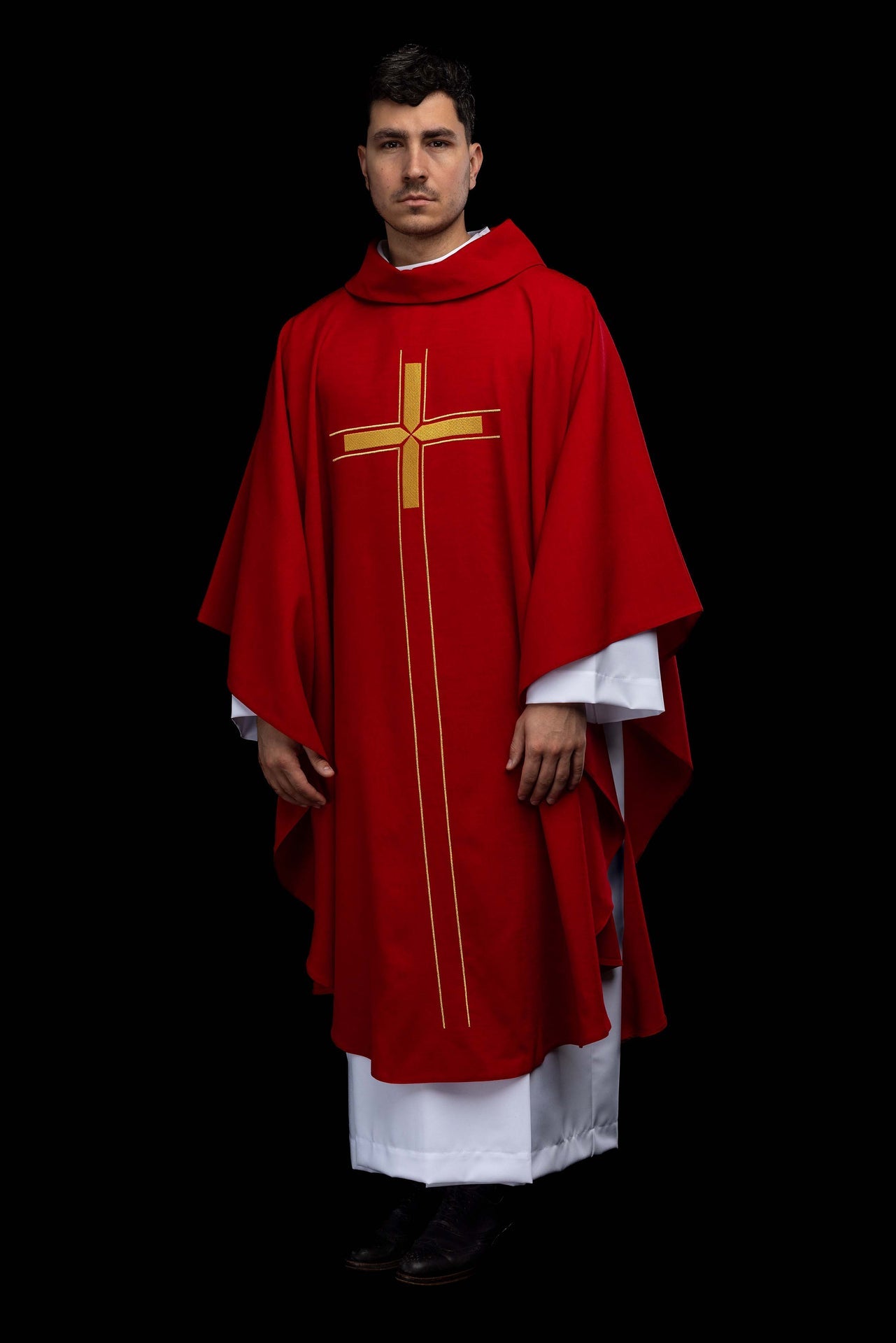 Casula rossa con motivo di croce ricamato