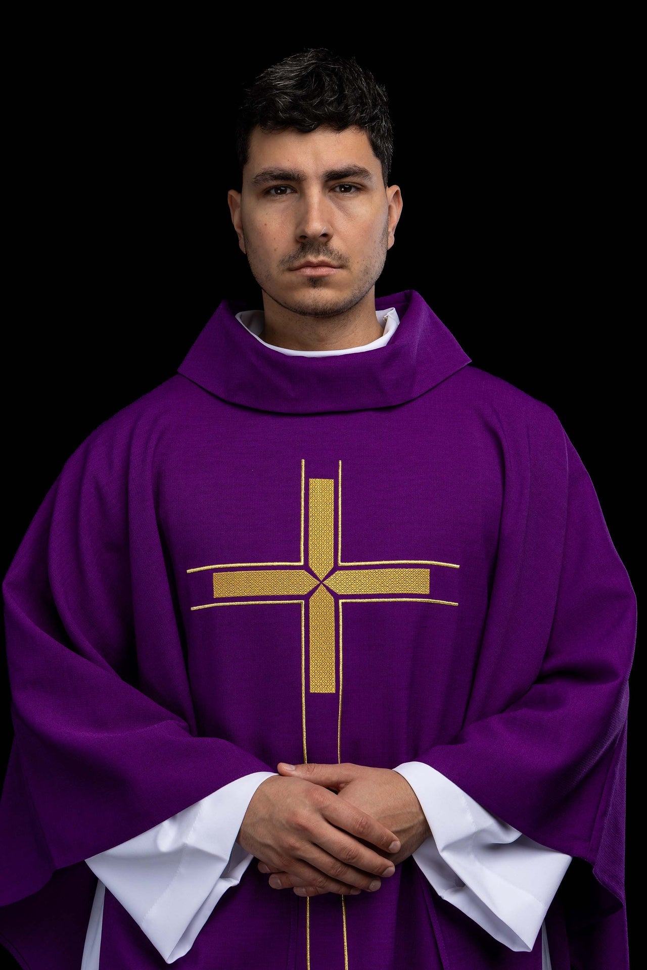 Fioletowy ornat z haftowanym motywem krzyża