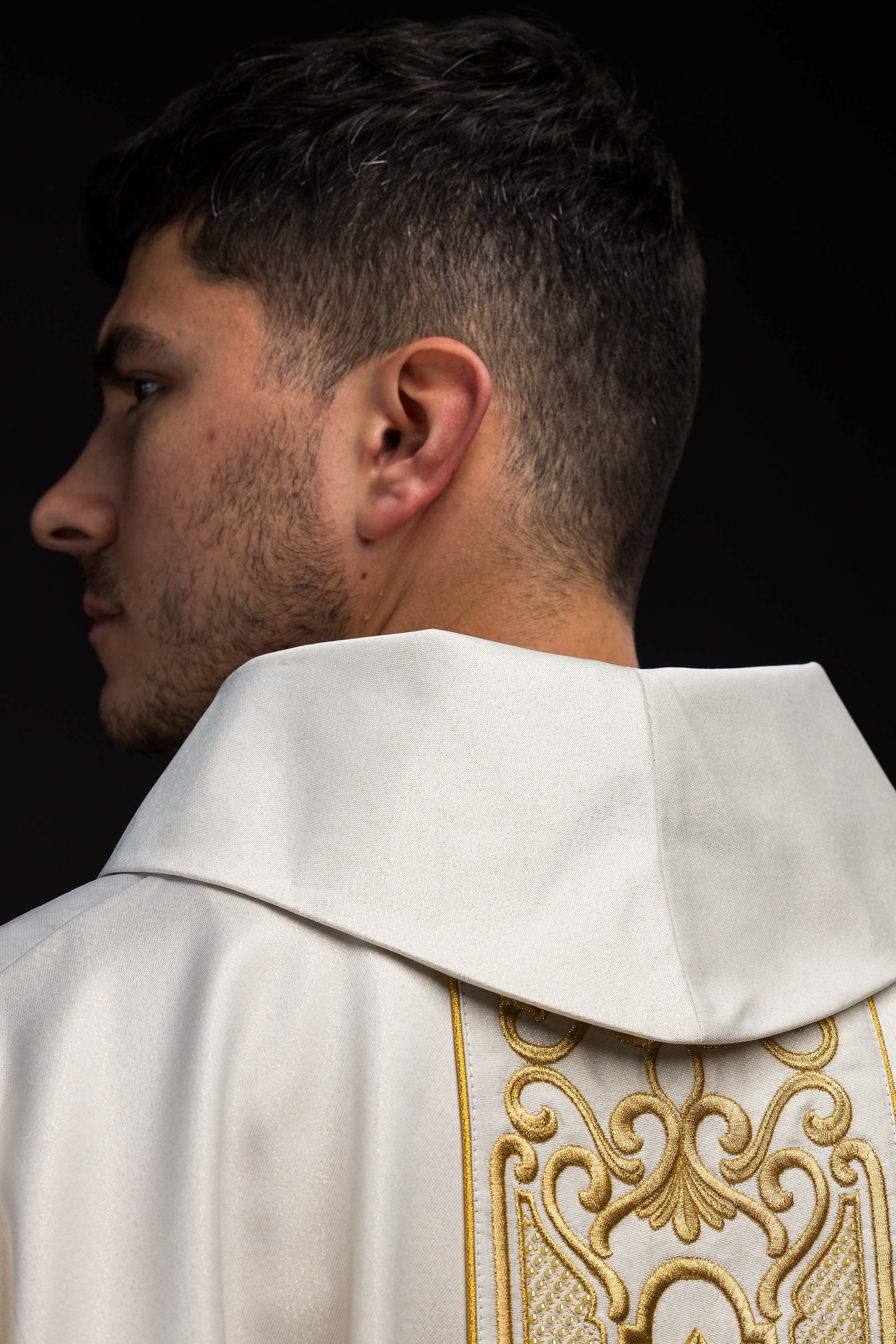 Casula liturgica brillante con ricami