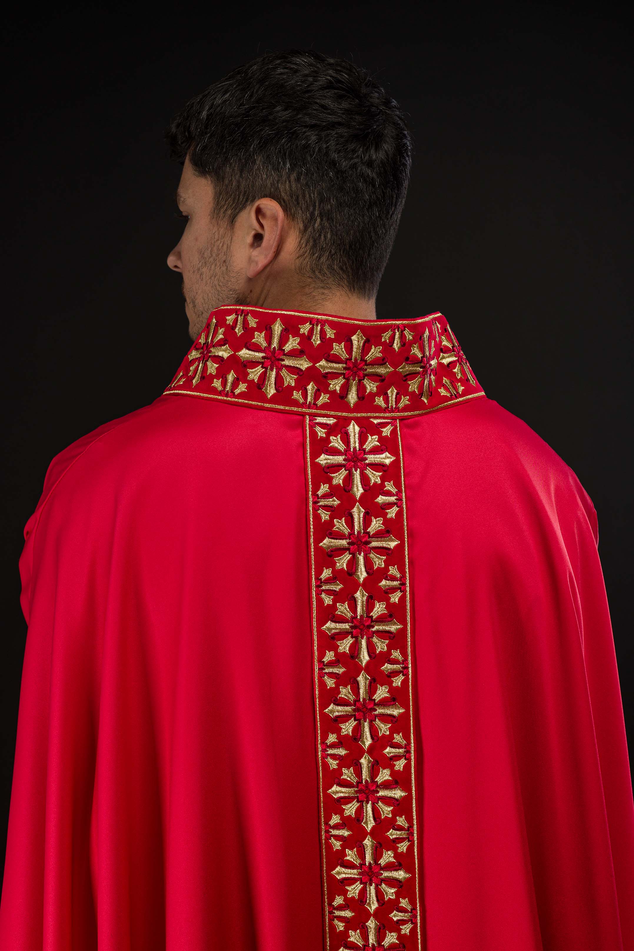 Casula con ricamo lucido in colore rosso
